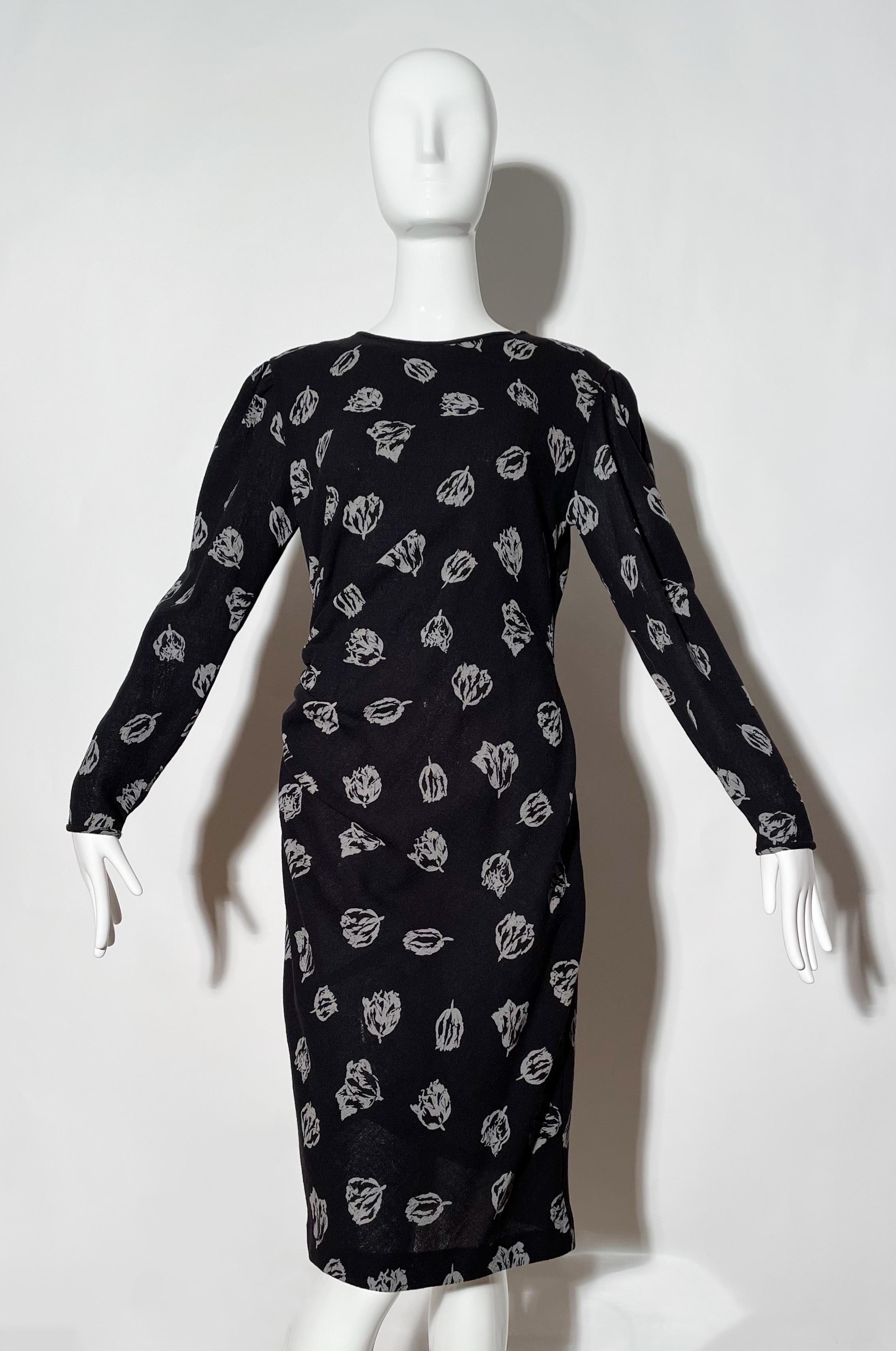 Black and grey floral dress. Ruched side. Rear zipper. Rear slit. Lined. Made in Hong Kong
*Condition: excellent vintage condition. No visible flaws.

Measurements Taken Laying Flat (inches)—
Shoulder to Shoulder: 16 in.
Bust: 34 in.
Waist: 28