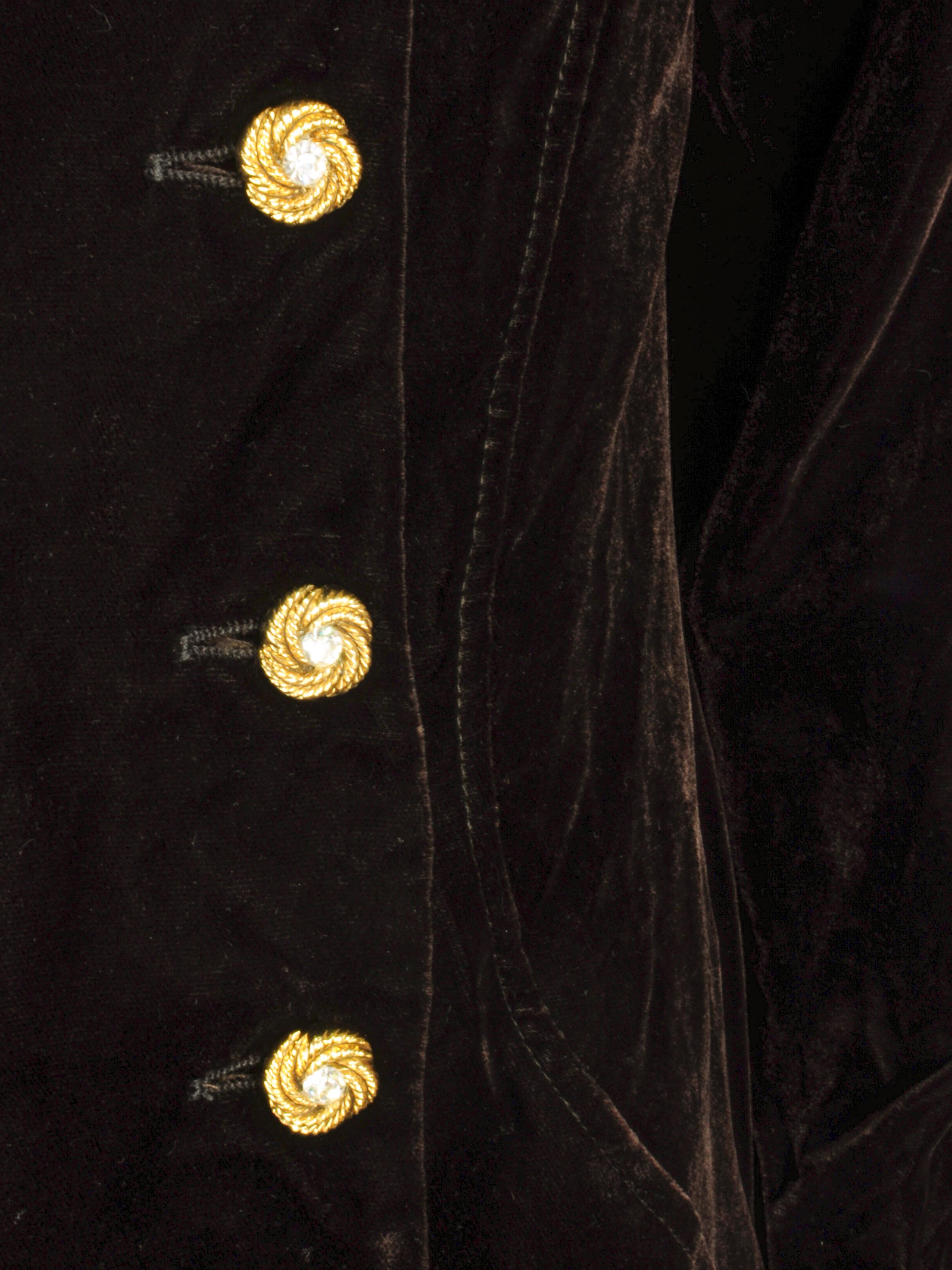 Emanuel Ungaro Braunes Power Shoulder-Cocktailkleid aus Samt mit goldenen Knöpfen 1980er im Angebot 6