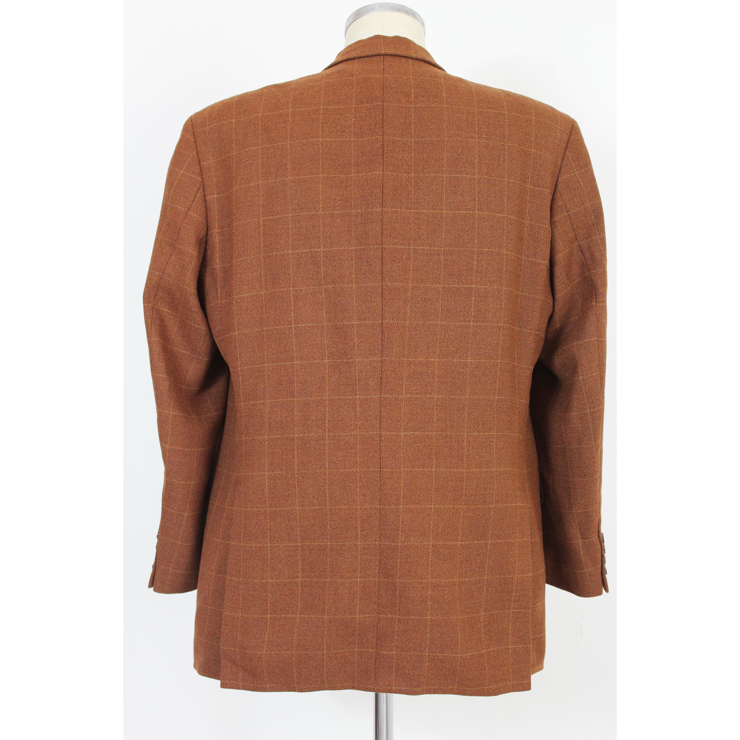 Emanuel Ungaro men's vintage jacket. Classic model in brown color, 90% wool 10% cashmere. 90s. Made in Italy. Excellent vintage condition. 

Size: 52 It 42 Us 42 Uk 

Shoulder: 52 cm 
Bust/Chest: 57 cm 
Sleeve: 62 cm 
Length: 91 cm