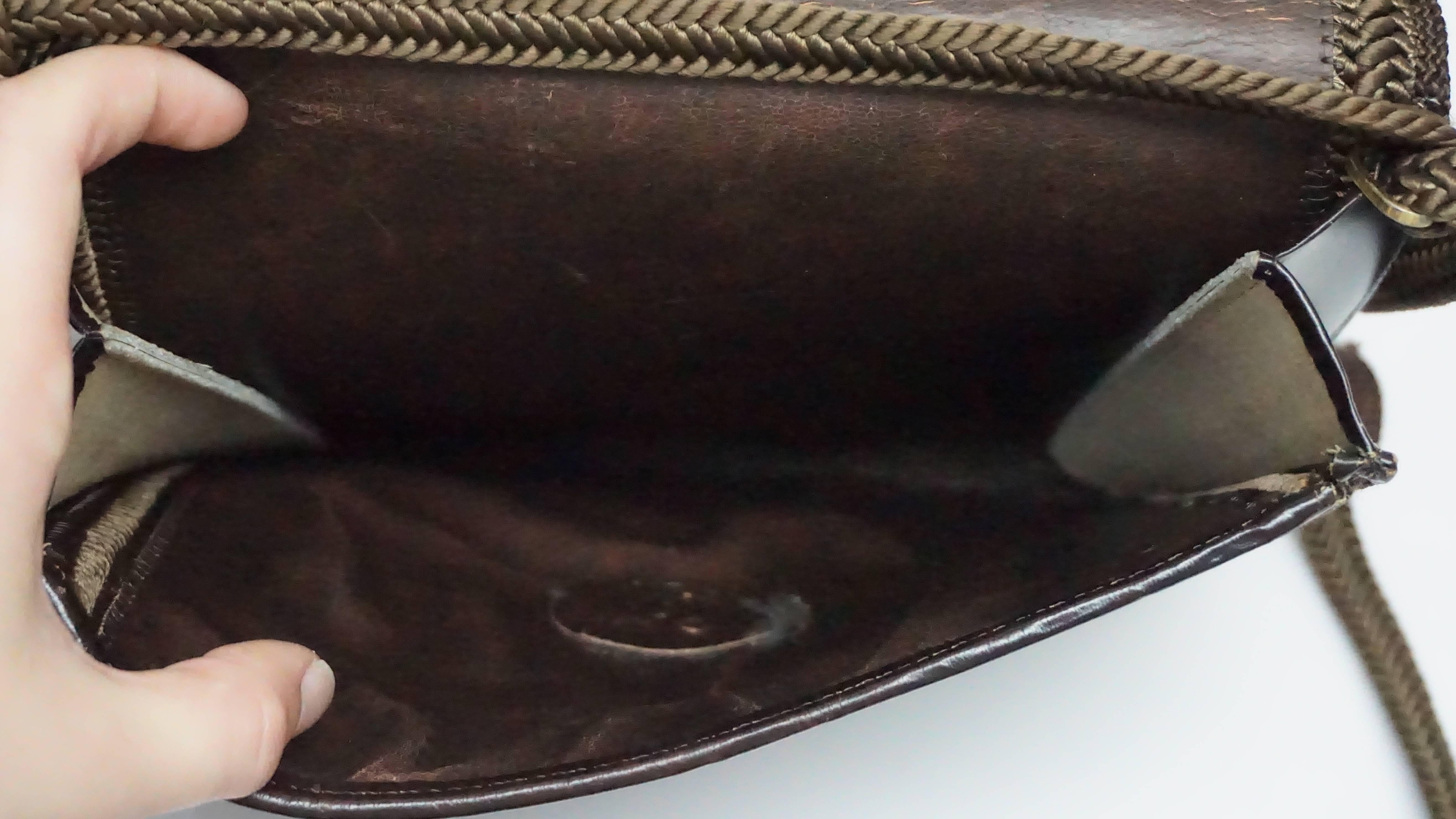 Emanuel Ungaro Schokoladenbraune Ponyhaar-Kreuztasche  Diese schöne Vintage Ungaro Tasche ist in ausgezeichnetem Zustand. Die Tasche ist komplett mit schokoladenbraunem Ponyhaar überzogen und mit einem geflochtenen Detail aus Seide verziert. Der