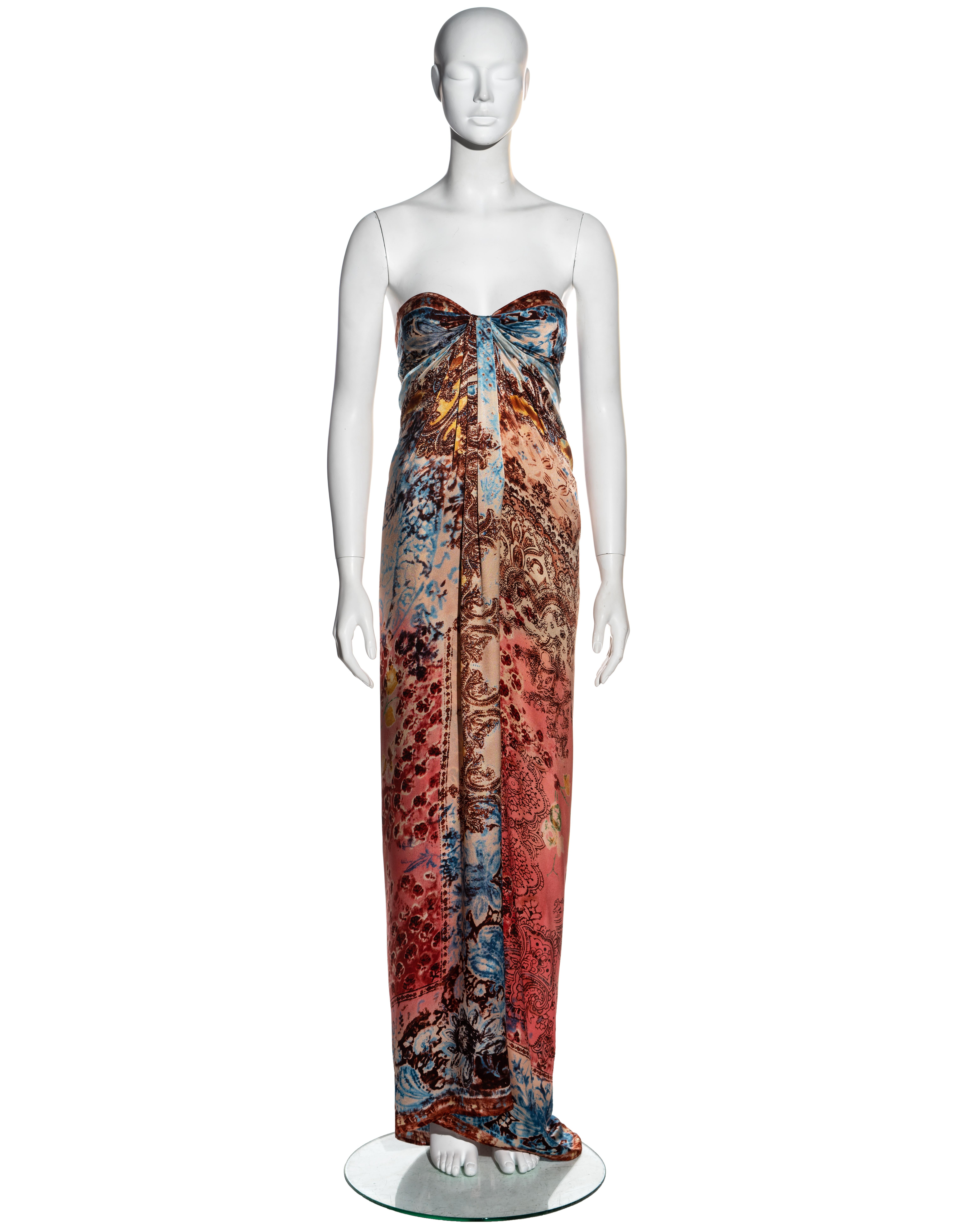 ▪ Emanuel Ungaro multicoloured printed silk strapless evening dress 
▪ Sarong inspired skirt wraps around the body and clips into the bust 
▪ Mini underdress with built-in corset
▪ Pleating on bust 
▪ Zipper at centre-back 
▪ Size approx. XS / S
▪