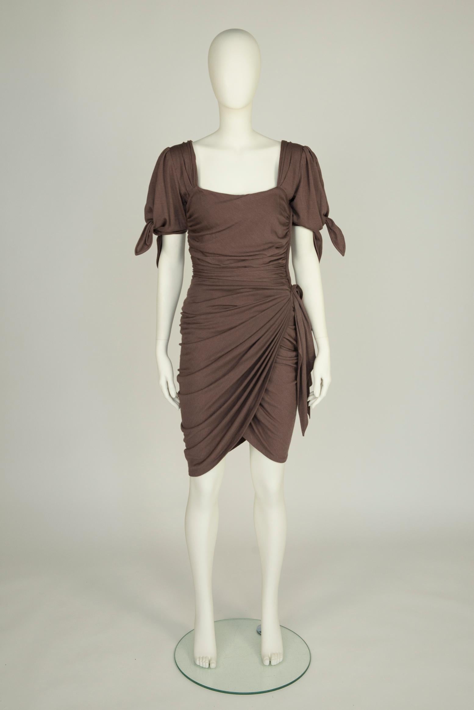 Designed more than thirty years ago, this 80's Ungaro Parallèle cocktail dress is still furiously trendy ! Made from taupe brown soft wool, it is artfully draped and knotted for a body-contouring fit. The gathered bodice turns to reveal a sexy