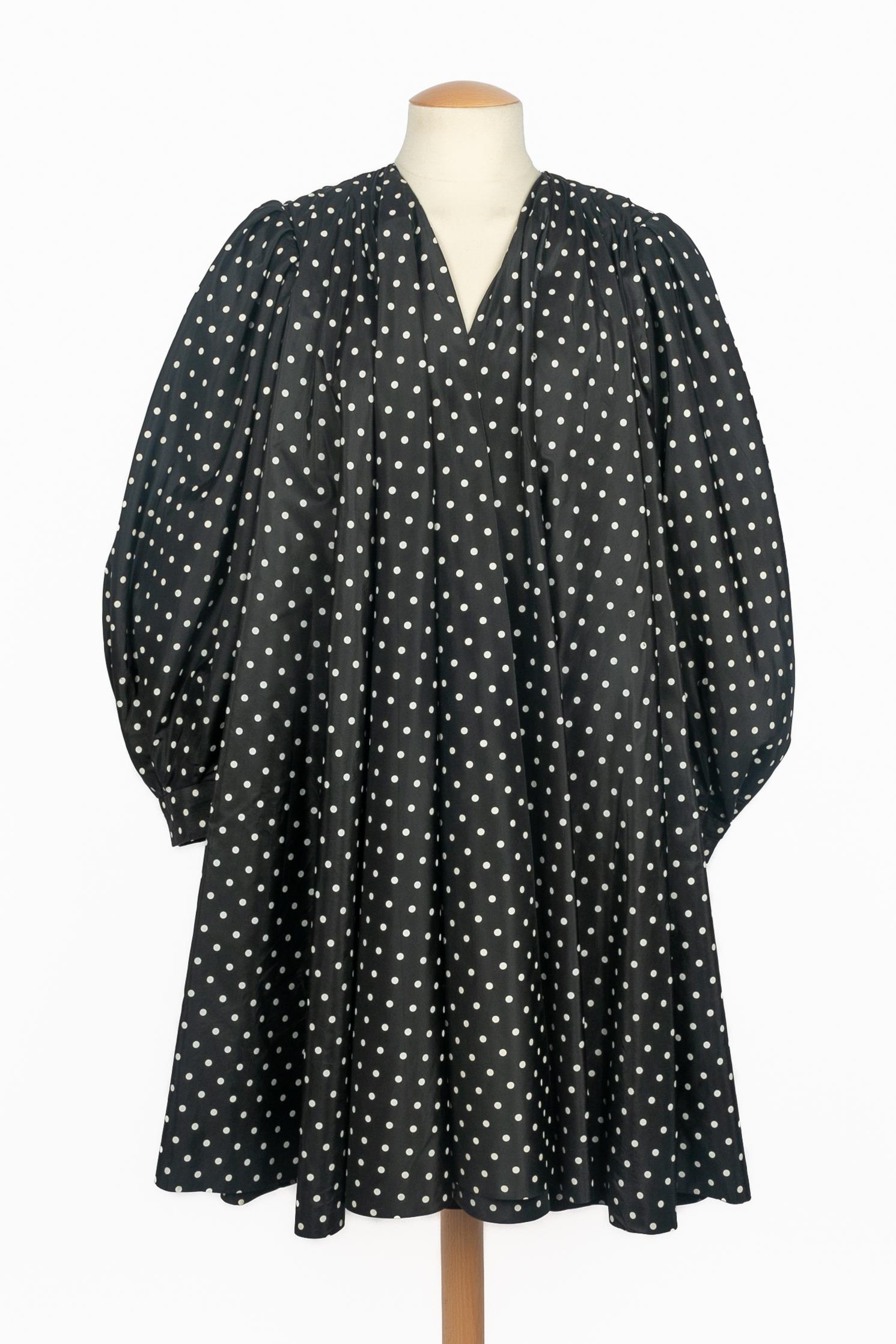 Emanuel Ungaro - Vestito con maniche a sbuffo in taffetà stampato a pois bianchi su sfondo nero. Non è indicata la taglia, ma si adatta a una 36FR/38FR. Una collezione del 1985 circa.

Condizioni:
Buono stato

Dimensioni:
Larghezza spalle: 35 cm -