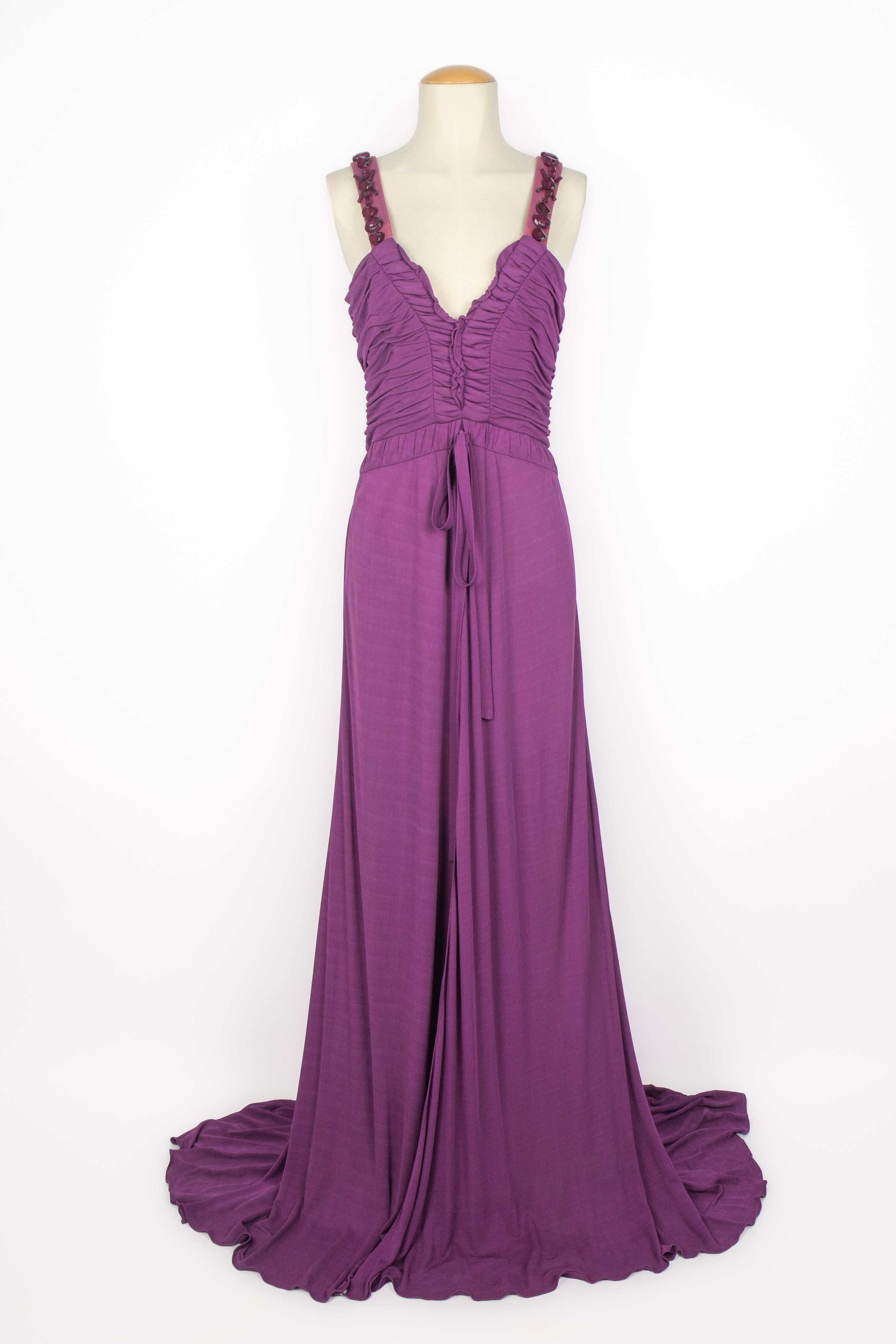 EMANUEL UNGARO - Lila Abendkleid mit Schlitz vorne. Die Riemen sind mit eindrucksvollen lila Strasssteinen bestickt. Zusammensetzung und Größe Etiketten fehlen, es passt ein 36FR/38FR. Zu erwähnen sind einige Löcher an der Unterseite des