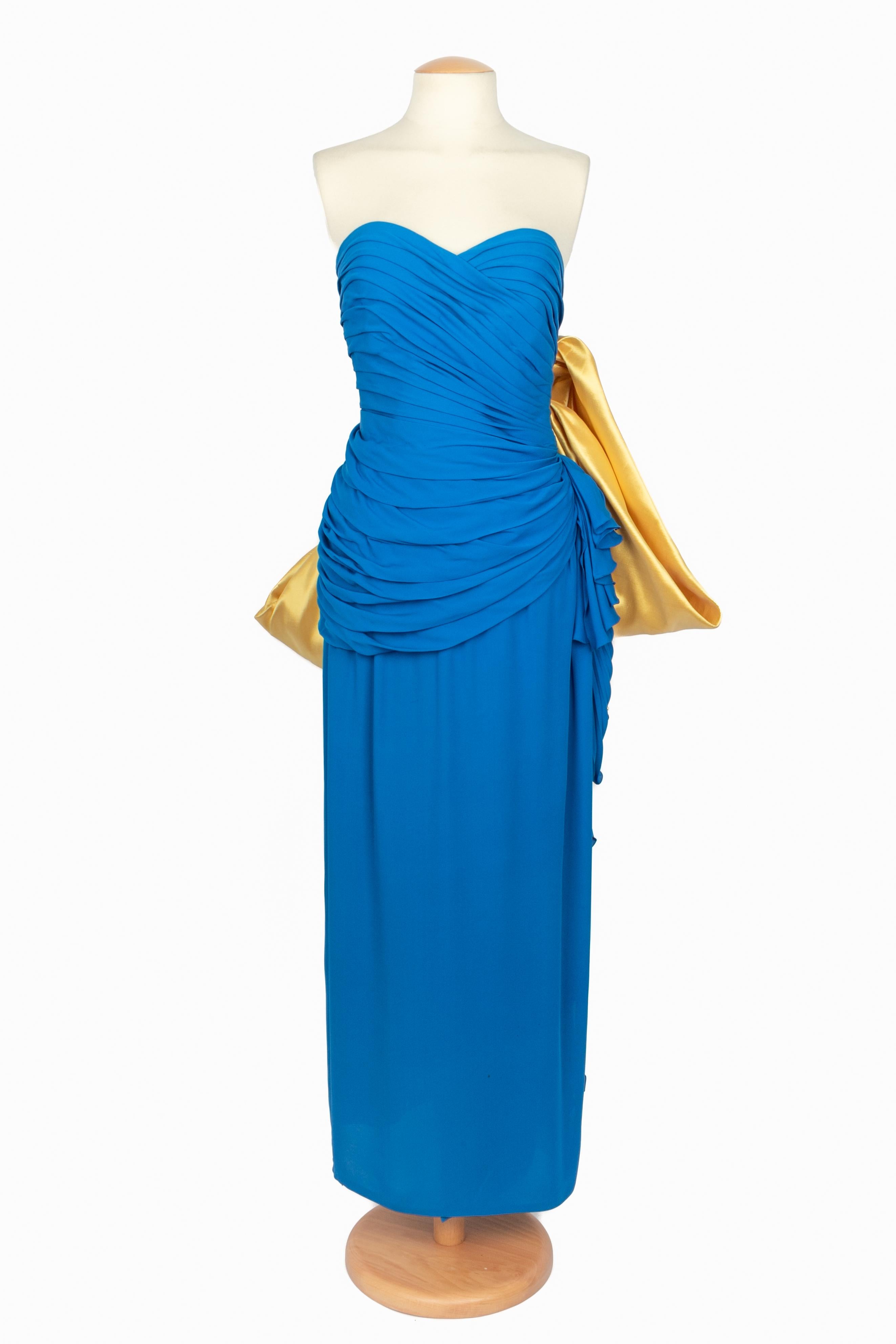 UNGARO - (Made in France) Robe du soir en crêpe turquoise et gourgouran couleur bouton d'or. Étiquettes de composition et de taille manquantes, il convient à un 38FR. Collection Haute Couture printemps-été 1992 sous la direction artistique