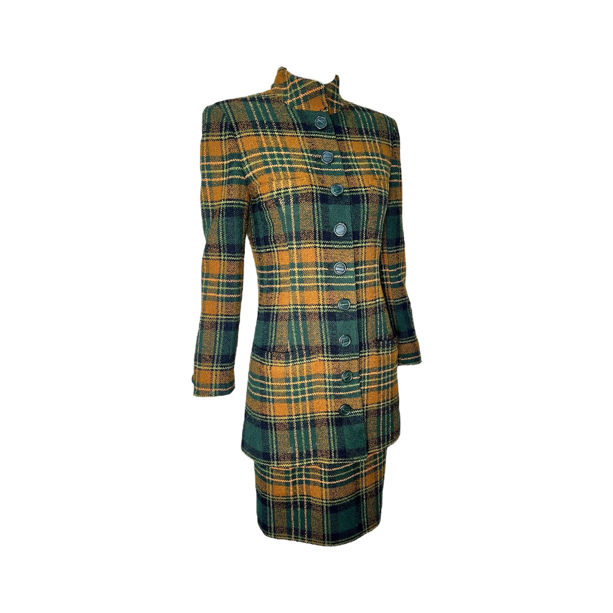 Abito con gonna chic di Emanuel Ungaro, anni '90 circa. Sembra uscita dal set di Clueless. Plaid jumbo in maglia boucle nei toni del verde bosco e del giallo ocra. Sartoria intelligente caratterizzata da un blazer longilineo con collo alto e finto