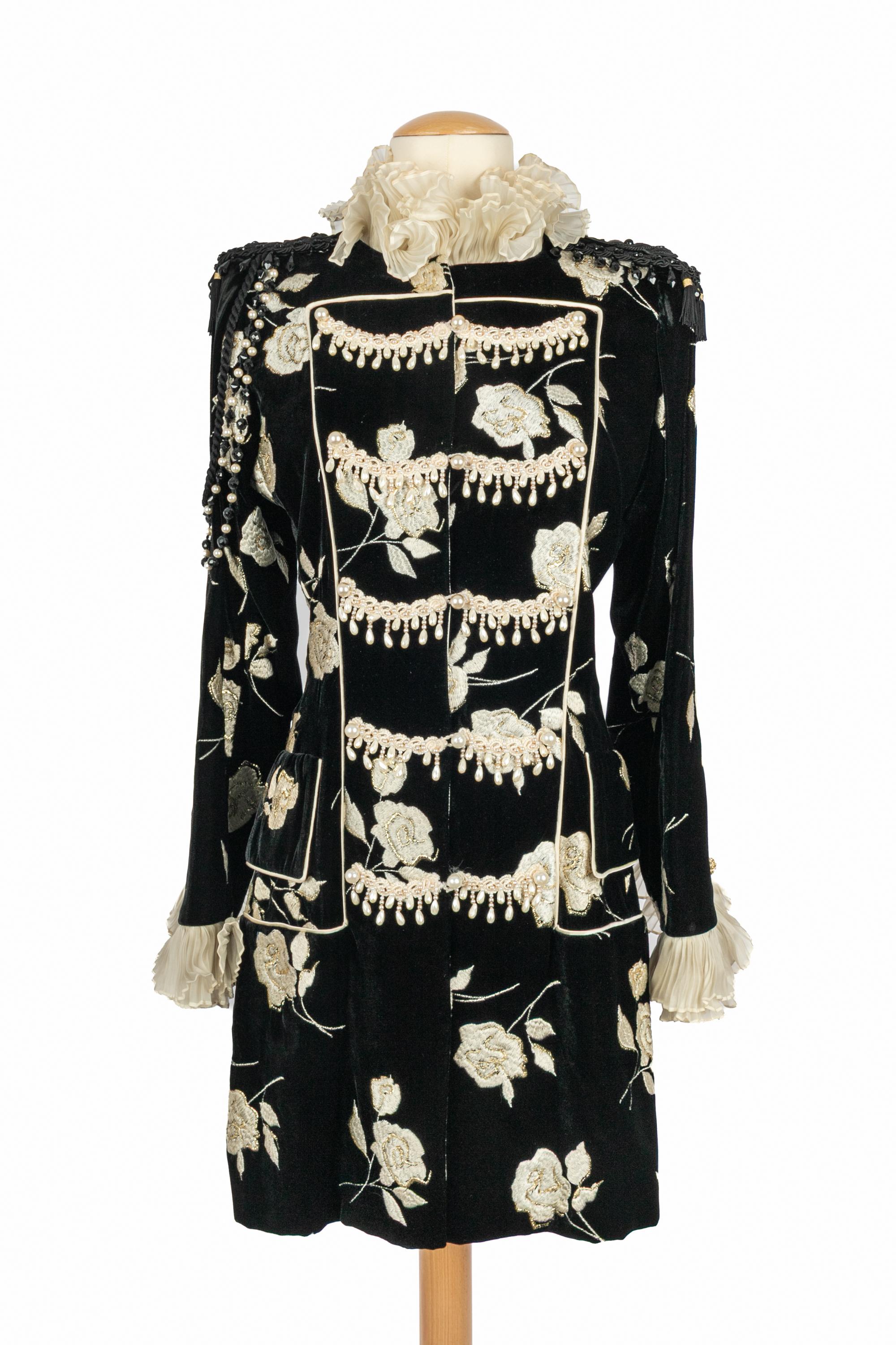 EMANUEL UNGARO - Black velvet coat jacket with a jabot collar and braid sleeves. Shoulders embroidered with costume pearls. Pearled buttons. No size indicated, it fits a 36FR/38FR. 1992 Fall-Winter Haute Couture Collection.

Condition:
Good