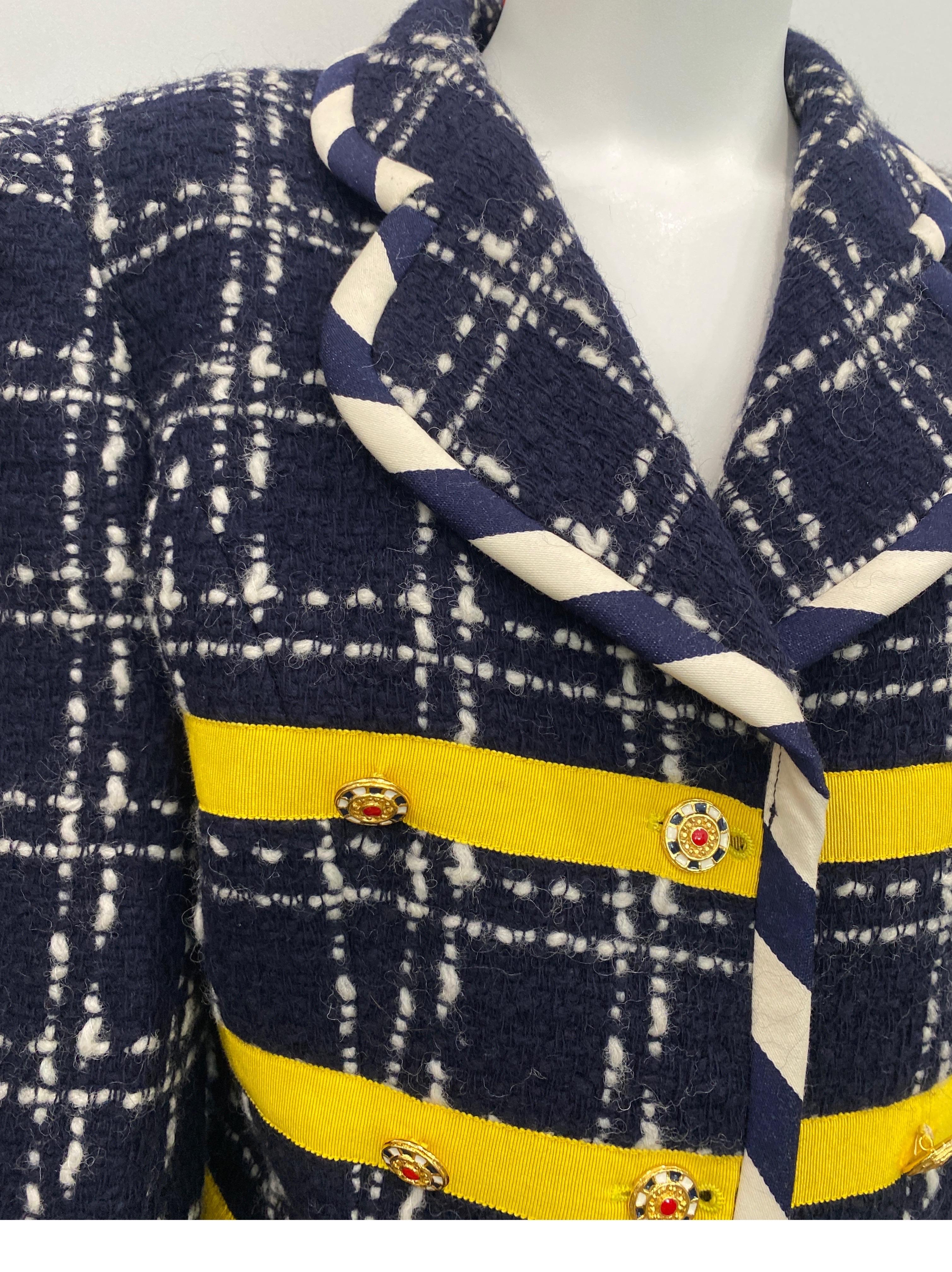 Emanuel Ungaro Parallele 1990's Navy Boucle Jacke mit Rock - Größe 12 Damen im Angebot
