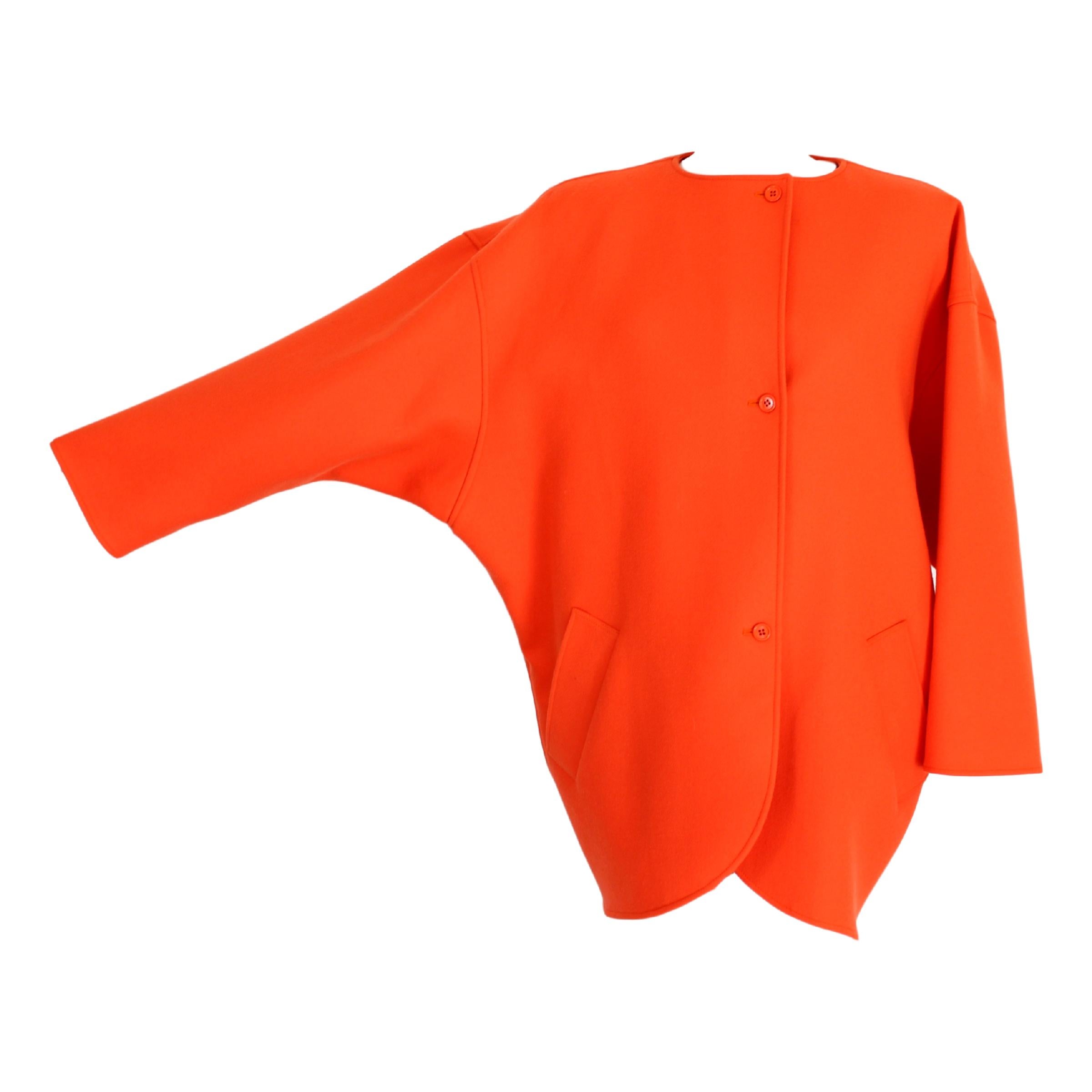 Emanuel Ungaro vintage 80s women's coat. Orange poncho model with batwing sleeve, 100% wool. Crewneck, button closure, two side pockets. Made in Italy. Excellent vintage condition.

Size: 42 It 8 Us 10 Uk

Shoulder: 44 cm
Bust/Chest: 76 cm
Sleeve: