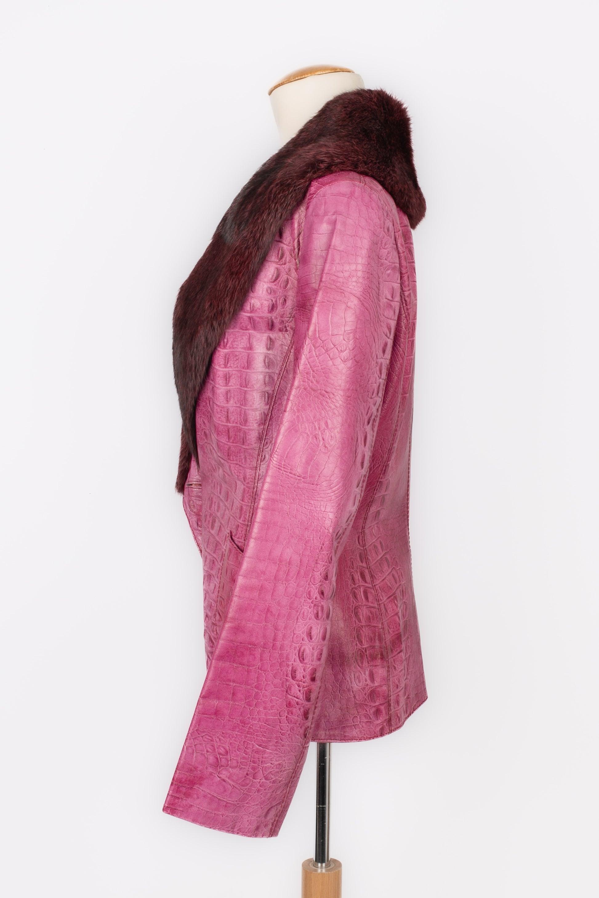 Ungaro - Pink leather jacket with a crocodile effect and a fox fur collar. Size 40FR indicated.

Additional information:
Condition: Very good condition
Dimensions: Shoulder width: 42 cm - Chest: 48 cm - Sleeve length: 65 cm - Length: 62 cm

Seller