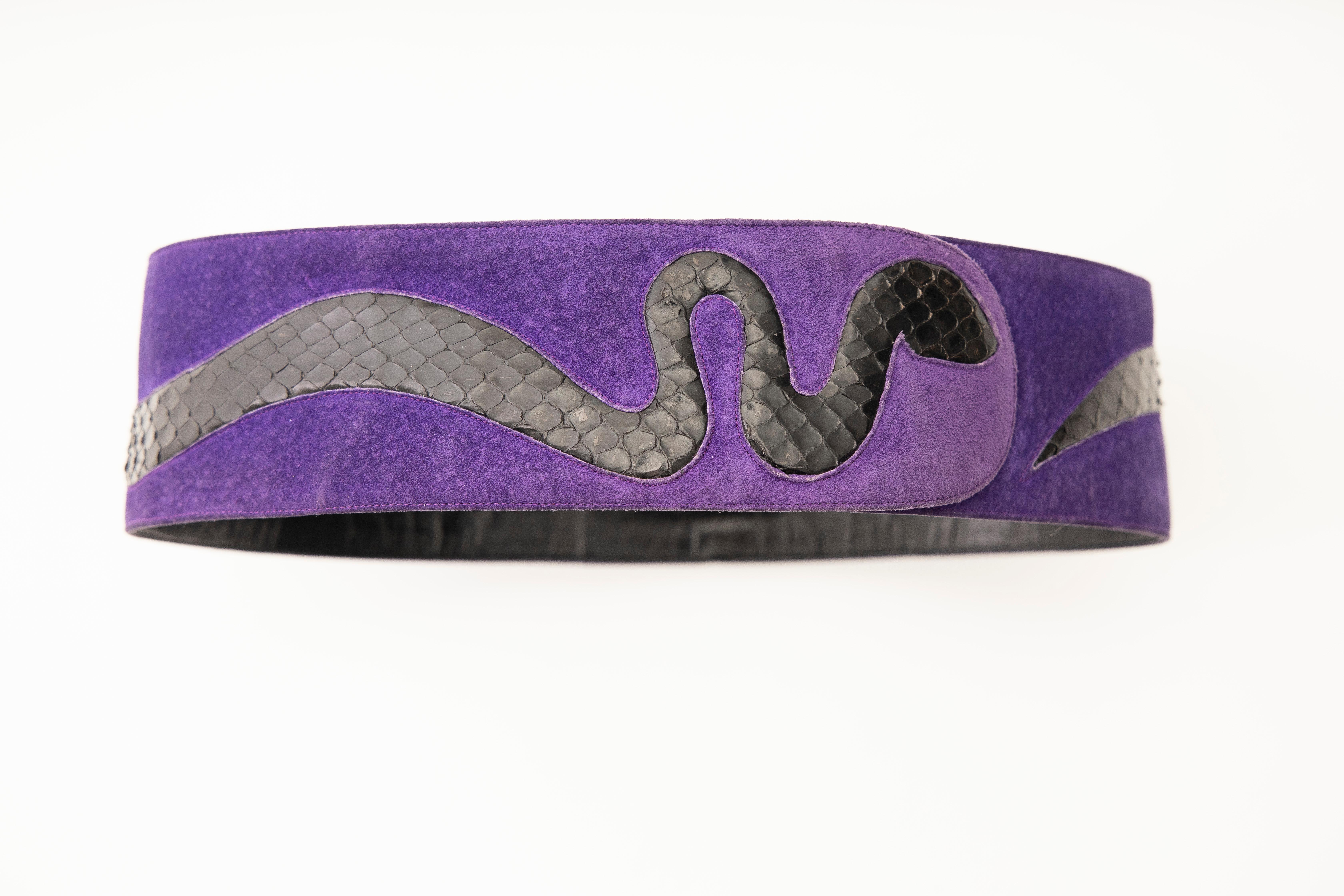 Emanuel Ungaro purple suede waist belt with black snakeskin trim at front and hook closures at back. 


Length Min: 28, Max: 29, Width: 2.5
