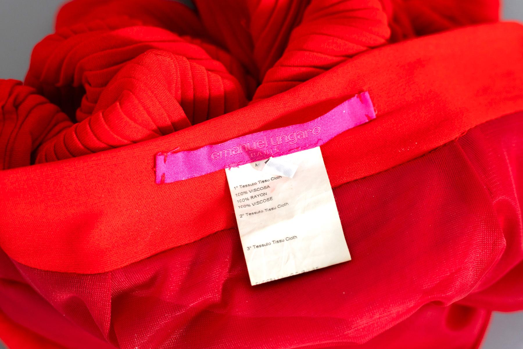 Beautiful and elegant skirt signed Emanuel Ungaro, the fabric used is 100% red Rayon.
The skirt, short above the knee, goes down tightly on the hips, is entirely pleated horizontally and has a petticoat.
Ideal for all women who love colorful and