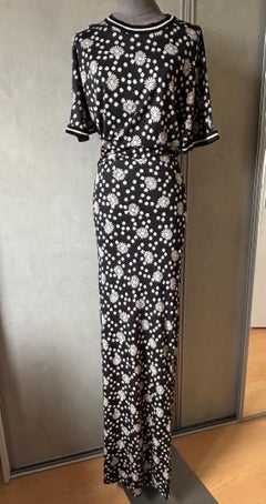 Vestido largo con estampado floral en blanco y negro de la colección Resort 2014 de Emanuel Ungaro, visto en la pasarela
