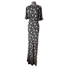 Vestido largo con estampado floral en blanco y negro de la colección Resort 2014 de Emanuel Ungaro, visto en la pasarela