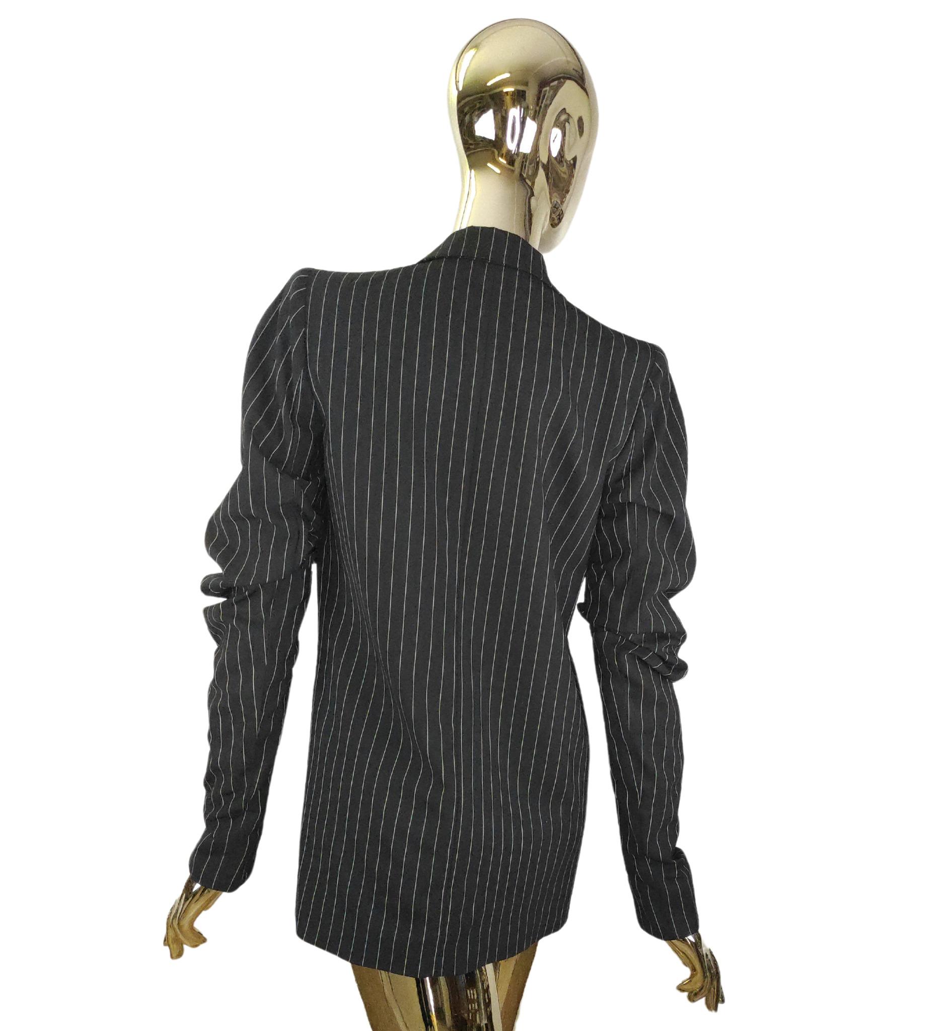 Blazer Ungaro
Maniche arricciate aderenti con zip
Spalle imbottite

Manca l'etichetta della taglia e della composizione

Misure:
spalle 42 cm
busto 94 cm - 37 in
vita 90 cm - 35,5 in
fianchi 94 cm - 37 in
lunghezza 75 cm

Buono stato
Segni d'uso e