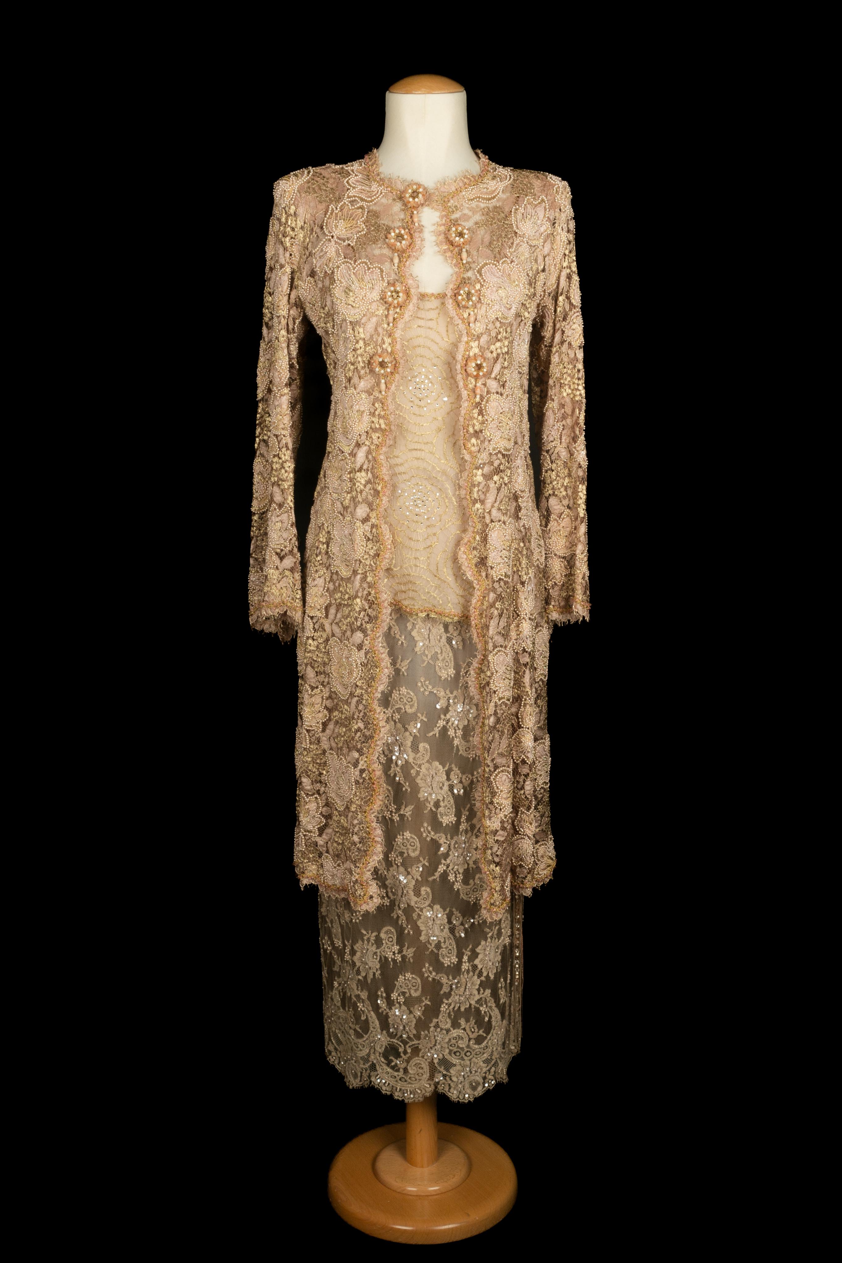 EMANUEL UNGARO - Set in pizzo ricamato rosa polvere composto da una gonna, una giacca e un top. Non è indicata la taglia, ma si adatta a una 36FR/38FR. Collection'S Haute Couture Printemps-Eté 1996. 

Condizioni:
Ottime