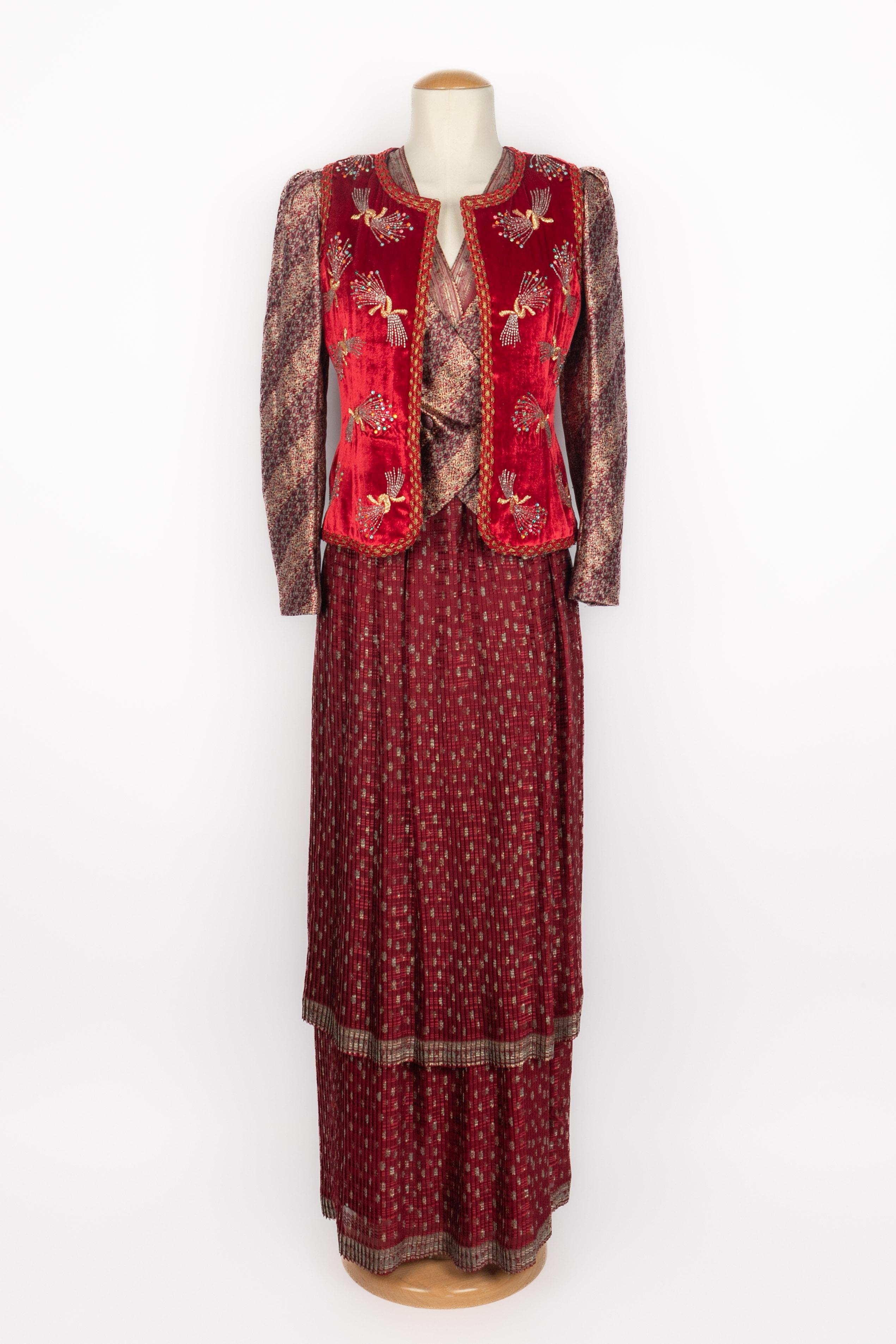 UNGARO - (Fabriqué en France) Ensemble en mousseline de soie et satin d'inspiration indienne composé d'un chemisier, d'une veste et d'une jupe. Pas de Label de taille ni de composition, il chausse un 36FR. Collection Haute Couture printemps-été 1979