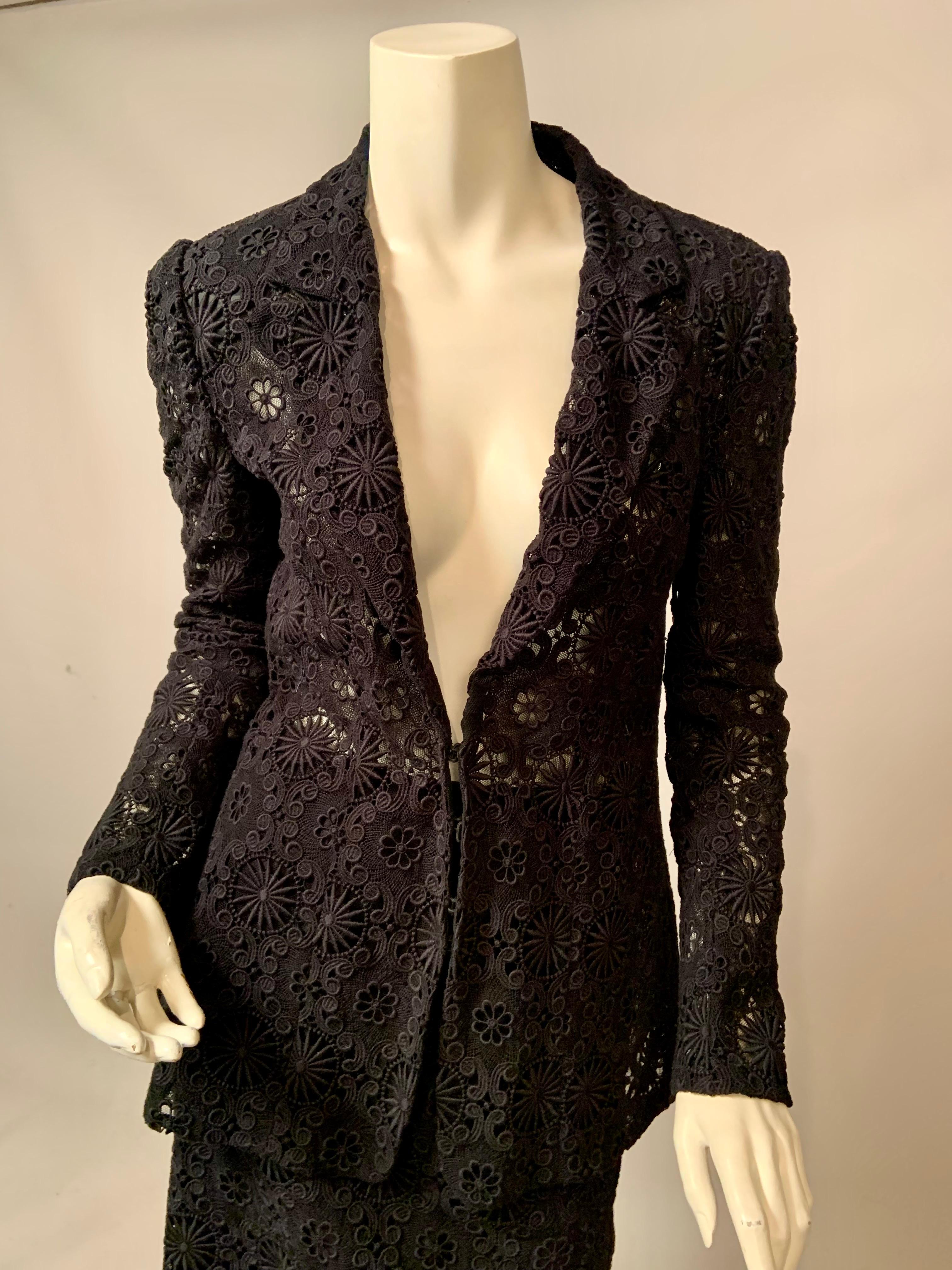 Dieser dreiteilige schwarze Rock aus Spitze wurde von Emanuel Ungaro in den 1990er Jahren entworfen.   Ich habe es als Jacke und Rock fotografiert, wobei das Spitzenmuster an der Schaufensterpuppe zu sehen ist. Ich habe es auch mit einer