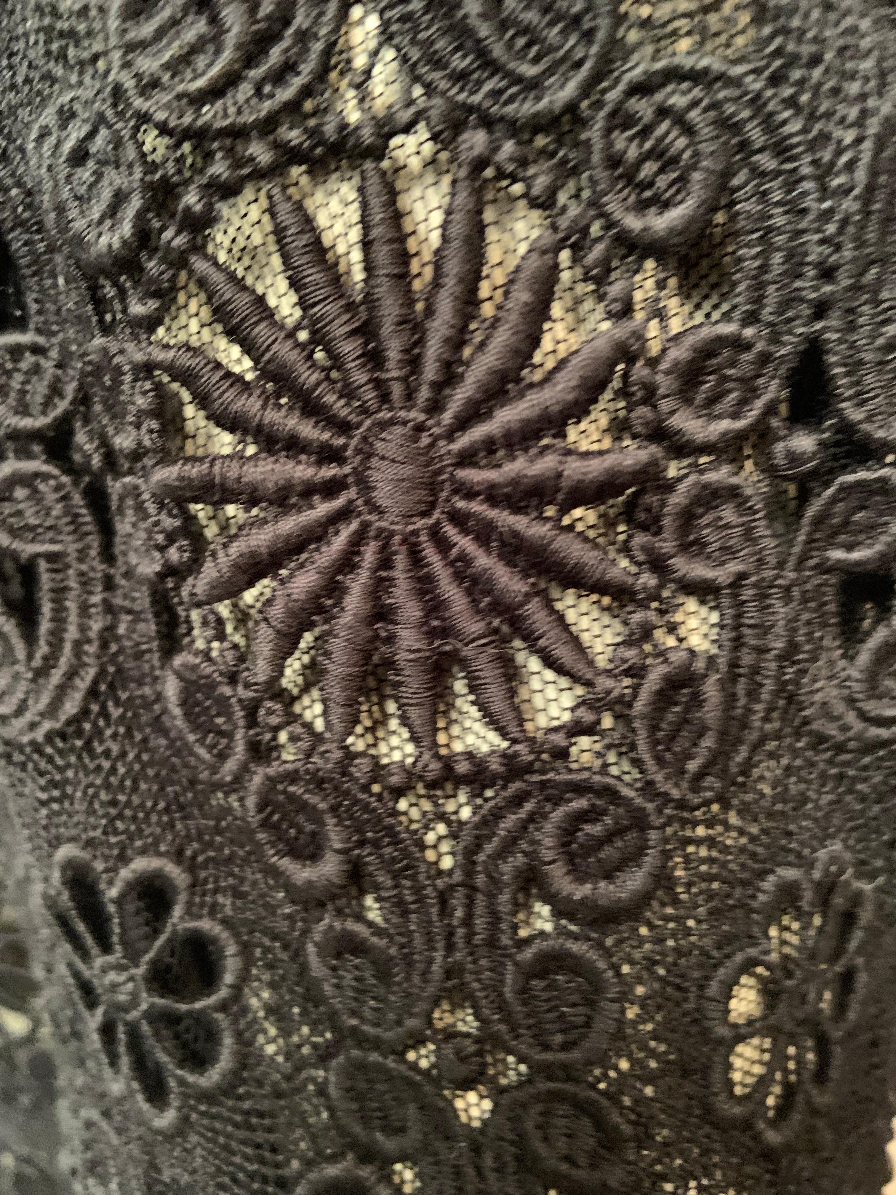 Emanuel Ungaro Schwarzer Spitzenrock mit optionalem schwarzem Seiden-Camisole im Angebot 1