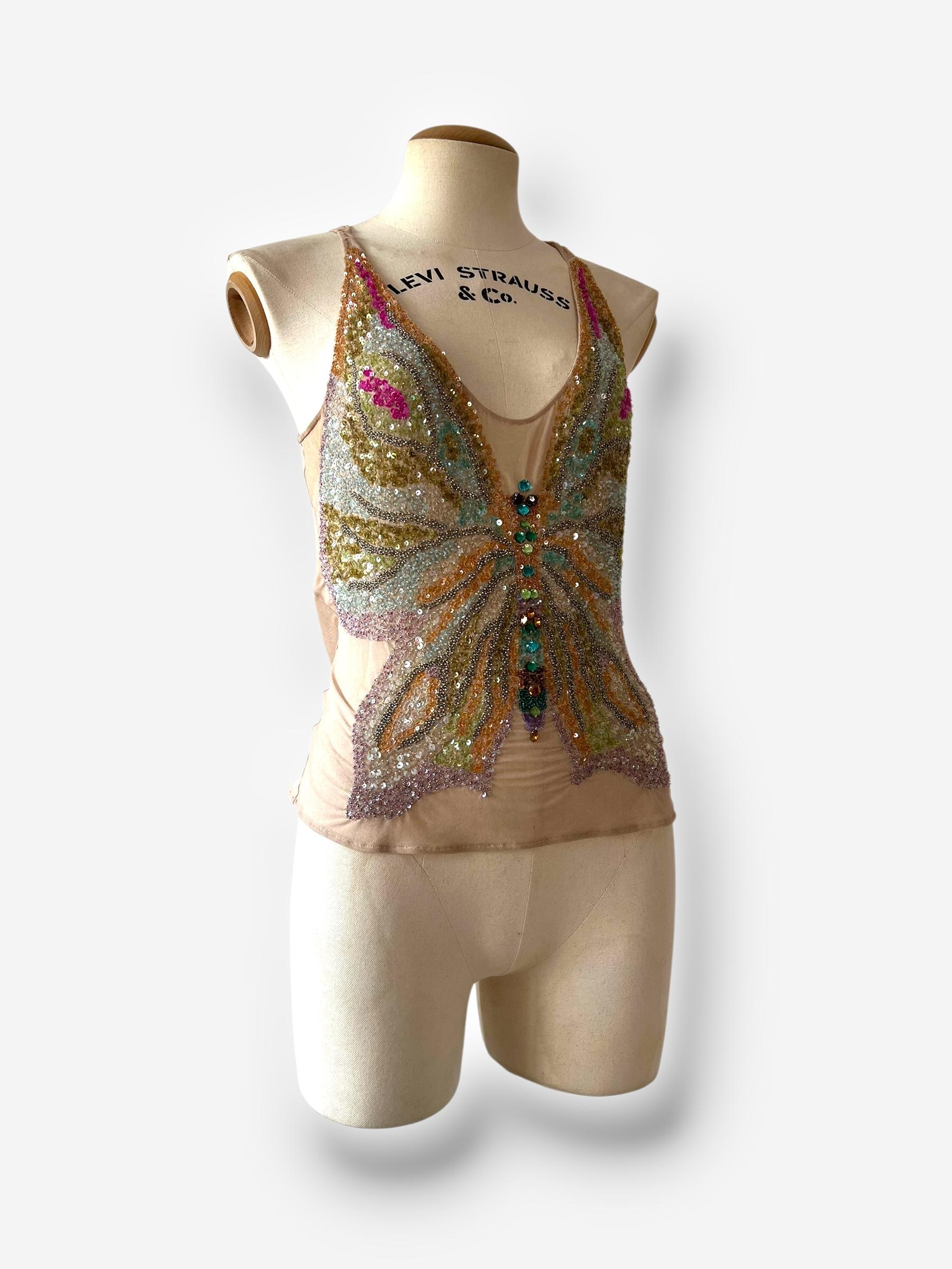 Este top de malla en forma de mariposa, una pieza rara y coleccionable de la colección Primavera/Verano 2000 de Emanuel Ungaro, está profusamente adornado con brillantes cuentas y lentejuelas. La delicada construcción y el vibrante diseño