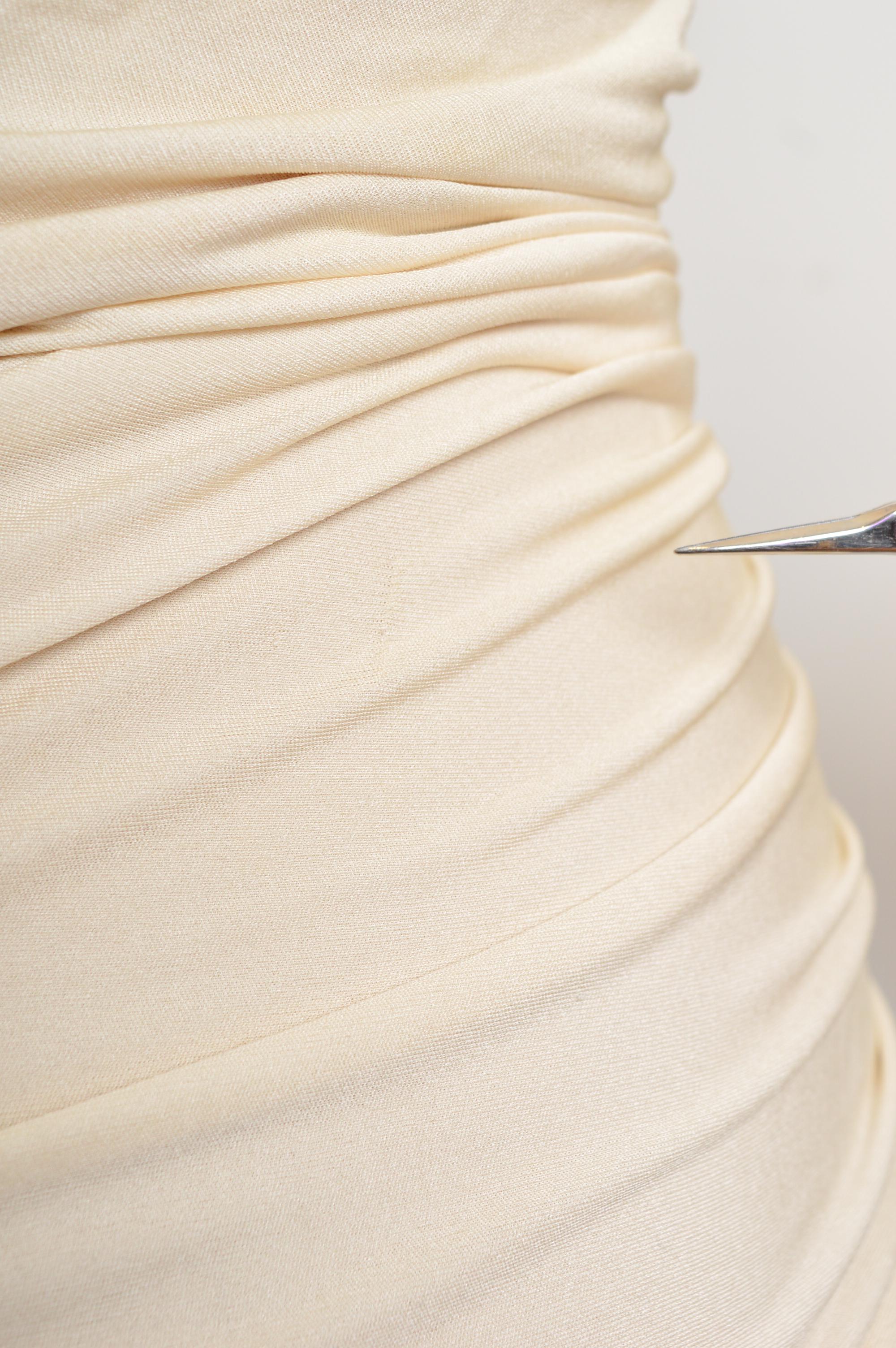 Emanuel Ungaro Spring / Summer 2003 Cream Silk halter neck backless cocktail dre 15