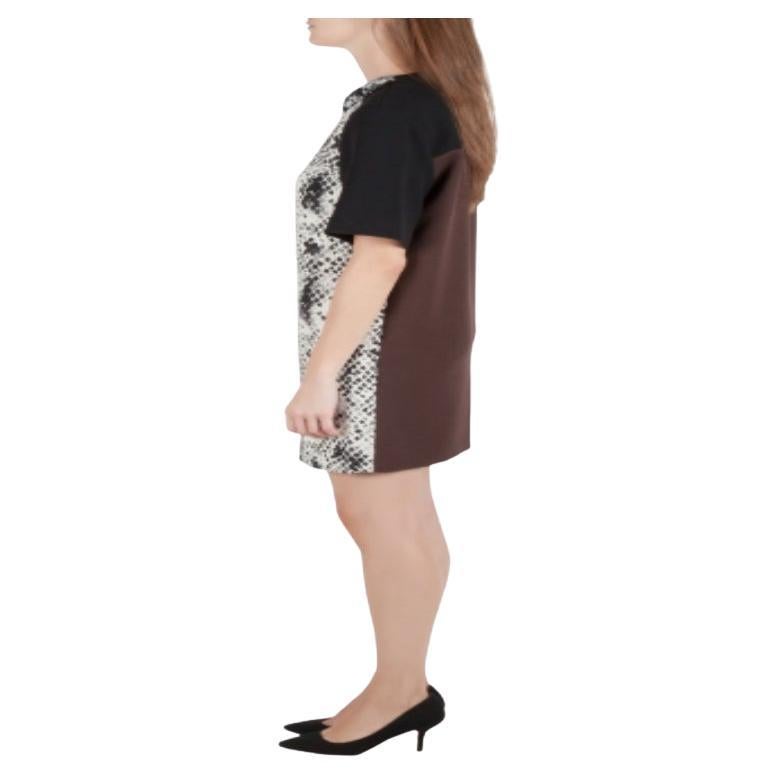 Questo vestito di Emanuel Ungaro non è forse adorabile? Presenta una stampa pitonata sul davanti, una scollatura impreziosita, maniche corte e un'elegante silhouette a turni. Questa creazione ti starà sicuramente benissimo e può essere abbinata a