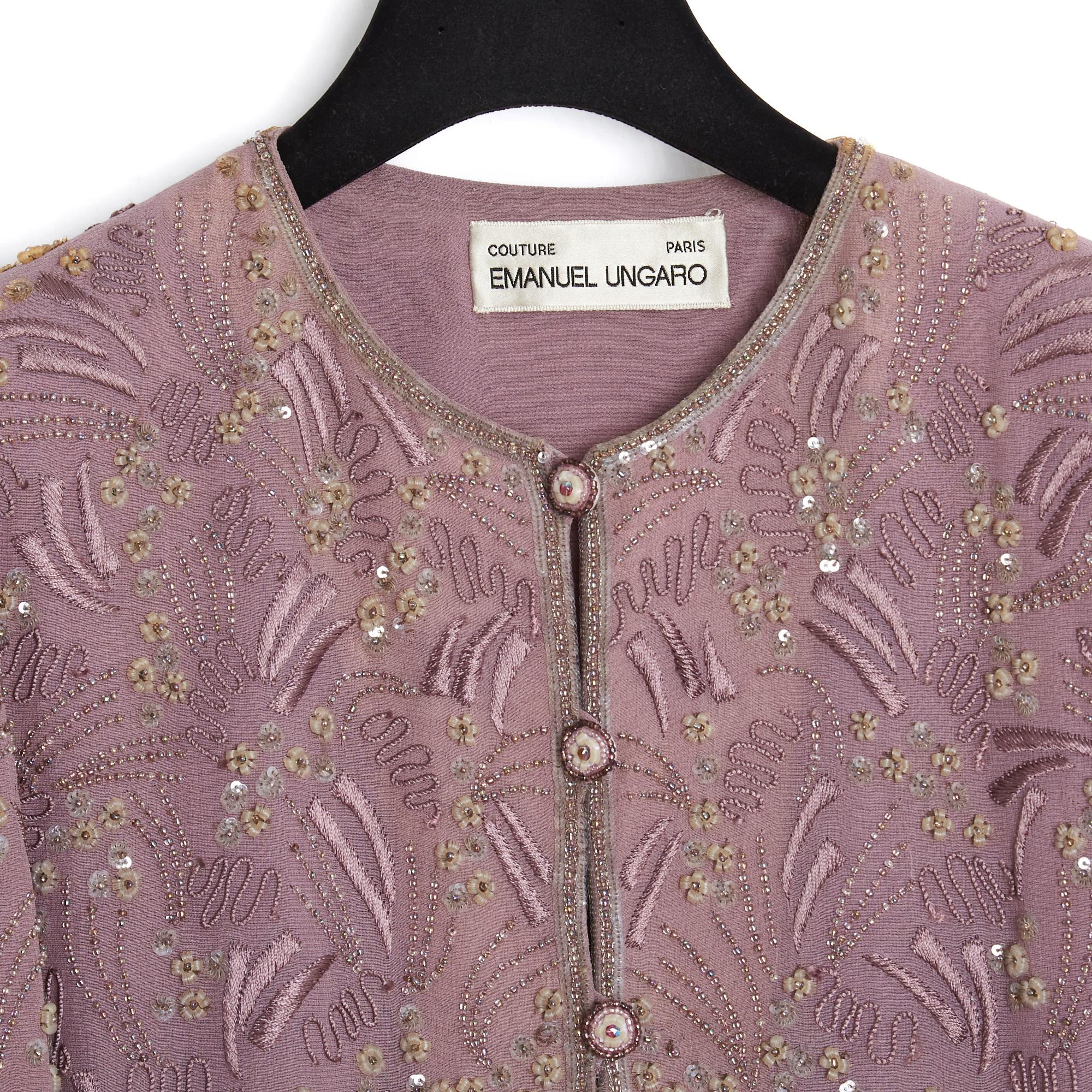 Giacca Emanuel Ungaro Haute Couture in crepe di seta viola ricamata con perle e fili, collo rotondo chiuso da 7 bottoni Jewell e maniche lunghe evidenziate da perle, piccole spalline, foderata in crepe di seta abbinata. Non c'è composizione o