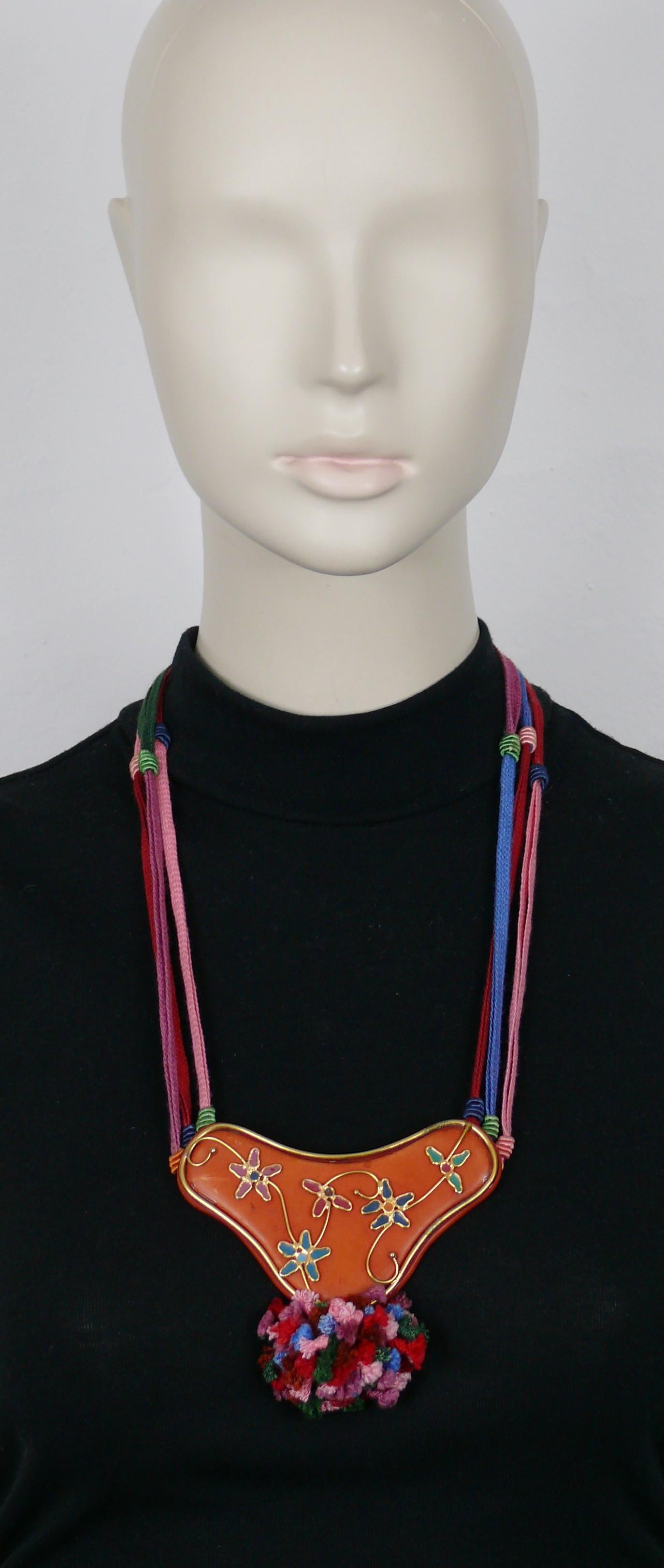 EMANUEL UNGARO vintage multicolored shoelaces necklace featuring an orange resin centrepiece with flowers and a tassel.

Embossed EMANUEL UNGARO Parralèle - Paris.
Made in Italy.

Indicative measurements : length worn approx. 32.5 cm (12.80