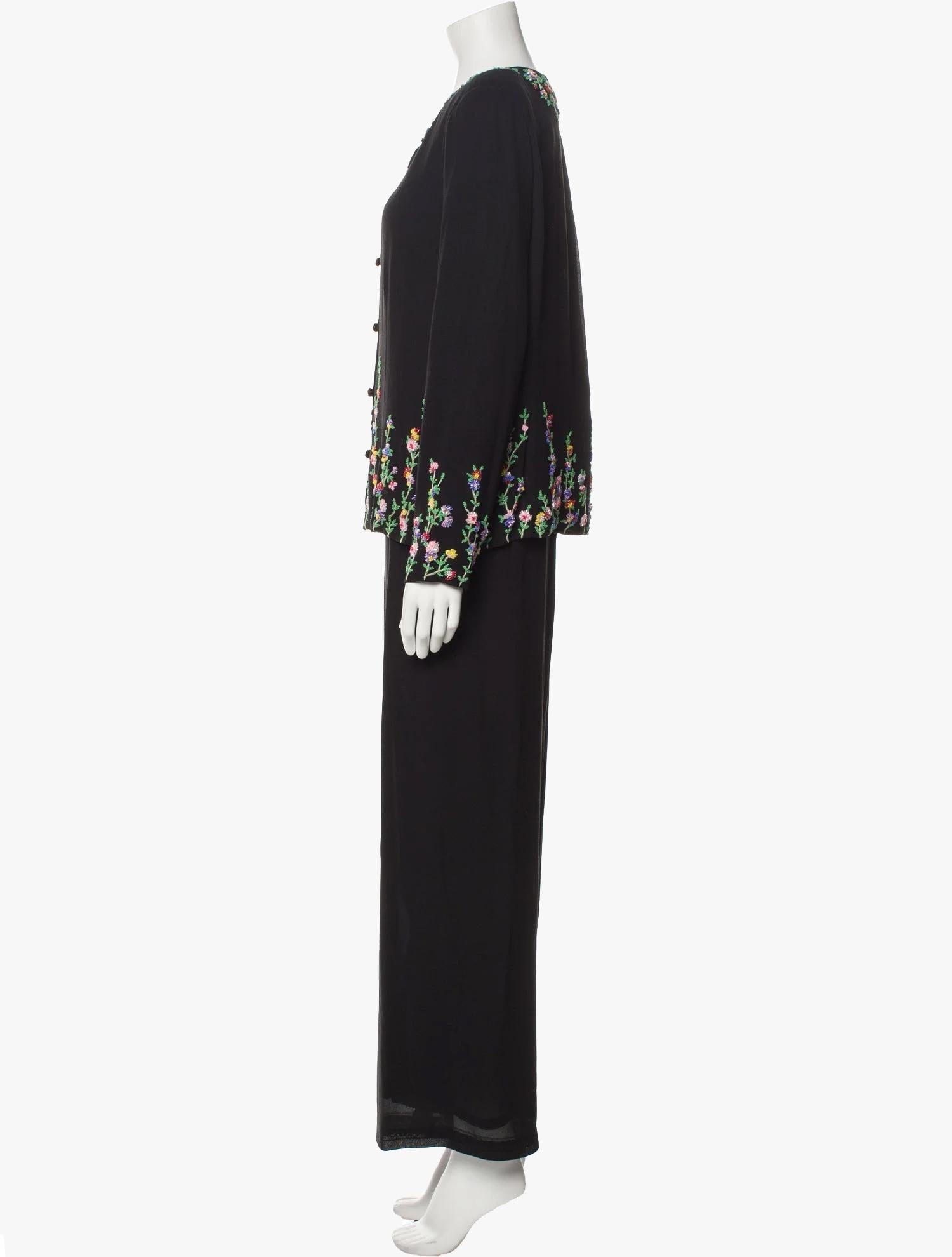 Emanuel Ungaro Vintage-Anzug bestehend aus Hose und Blazer
Der Blazer ist mit Perlen bestickt
Es gibt kein Etikett mit der Zusammensetzung des Stoffes, aber es fühlt sich an wie Chiffon Seide

Maße des Blazers
Grube zu Grube - 53 cm
Taille - 49