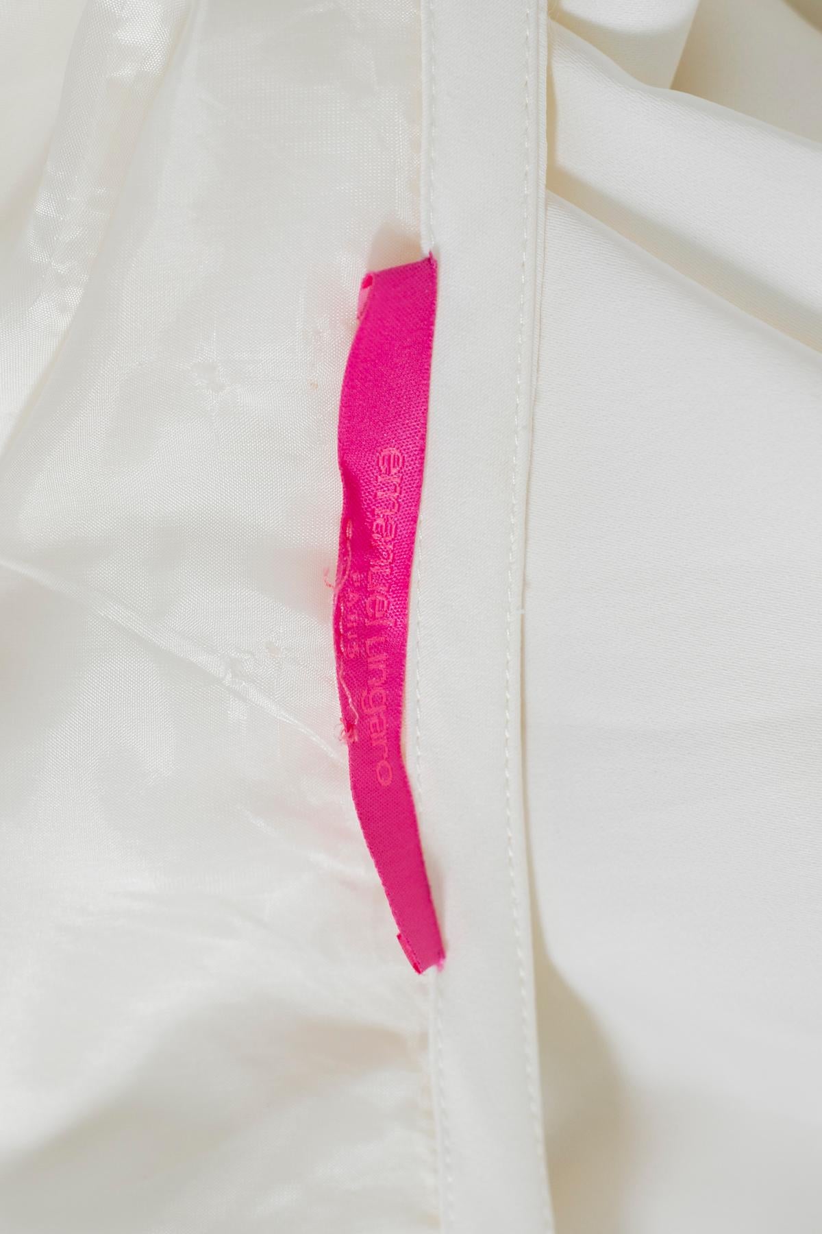 Jolie jupe en satin de soie blanche d'Emanuel Ungaro des années 1990, fabriquée à Paris. LE LABEL ORIGINAL.
La jupe est entièrement réalisée en satin de soie blanc neige, avec une coupe très douce. La jupe tire ses rangs d'une bande située au niveau