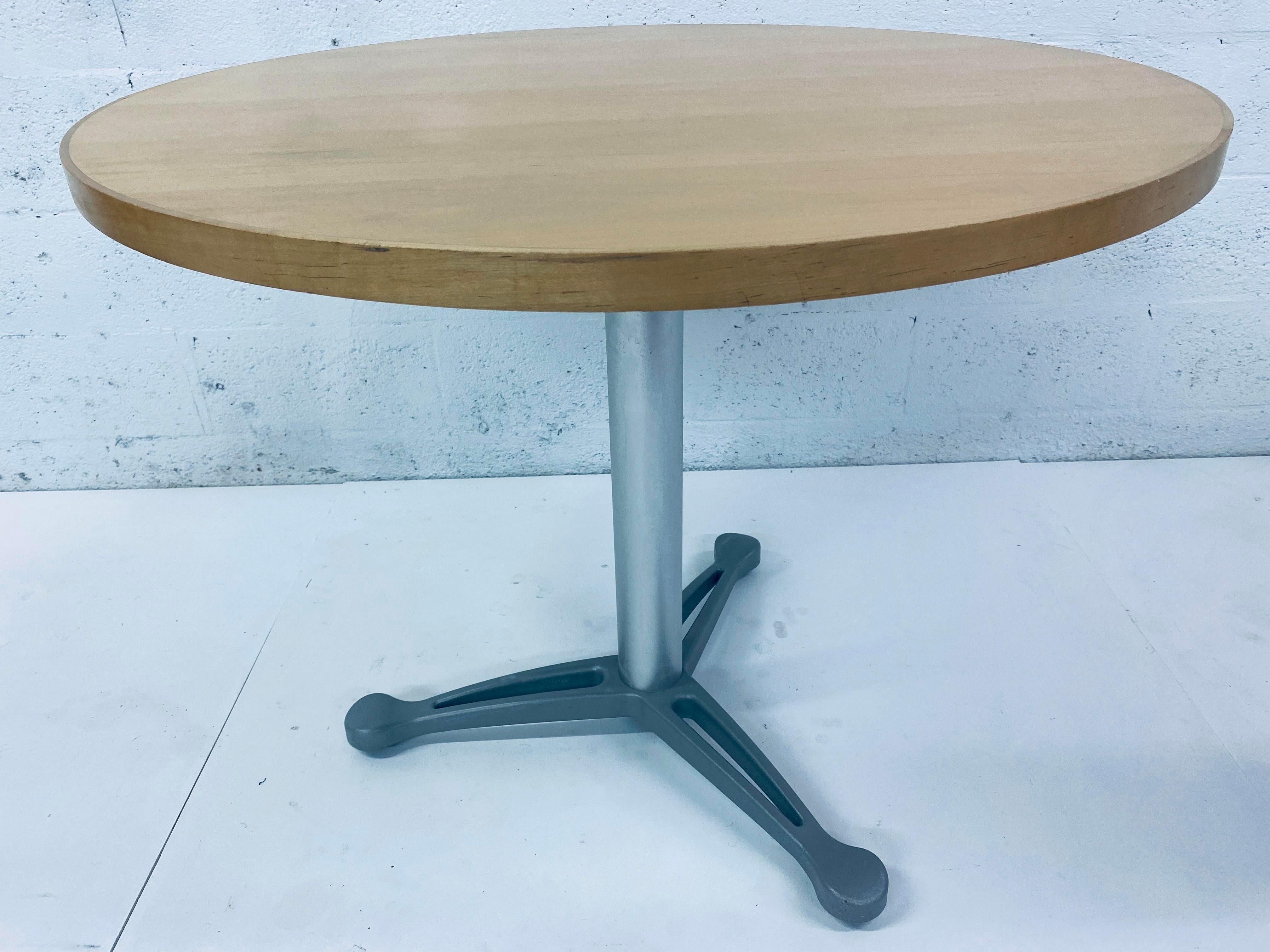 Aus dem Propeller-Portfolio von Knoll hat Emanuela Frattini diesen Tisch mit einer Platte aus natürlichem Ahorn und einem Sockel aus eloxiertem Aluminium entworfen.