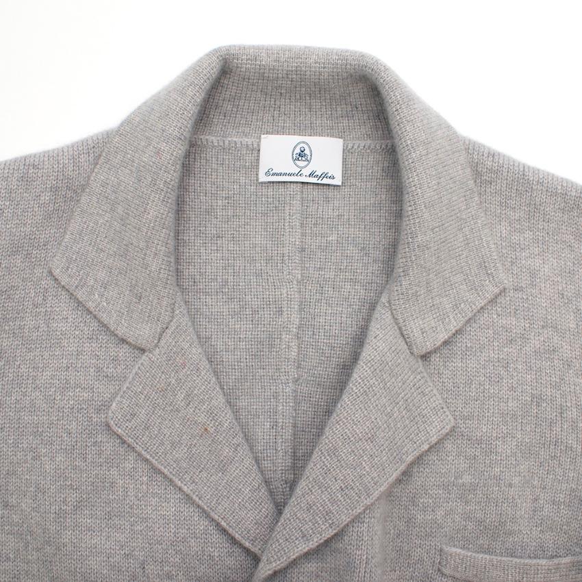Emanuele Maffeis Grey Cashmere Single Breasted Knit Blazer Jacket

- Luxurious cashmere texture 
- Classic single breasted cut 
- Pockets to the front 
- Neutral grey hue 
- Button fastening to the front 
- Easy to style 
- Timeless elegant design