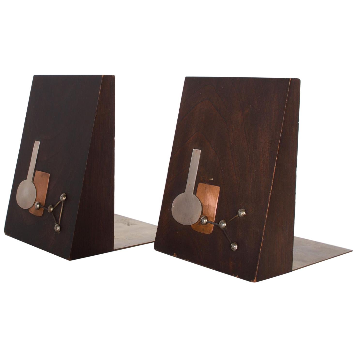 AMBIANIC presents
pair of Bookends, Mid Century Mexican Modernist.
Unmarked, attributed to Emaus.
Made in Mexico circa the 1970s.
Mahogany, stainless steel, copper.
6.5H x 4.63 W x 5.75 D
Refer to images.