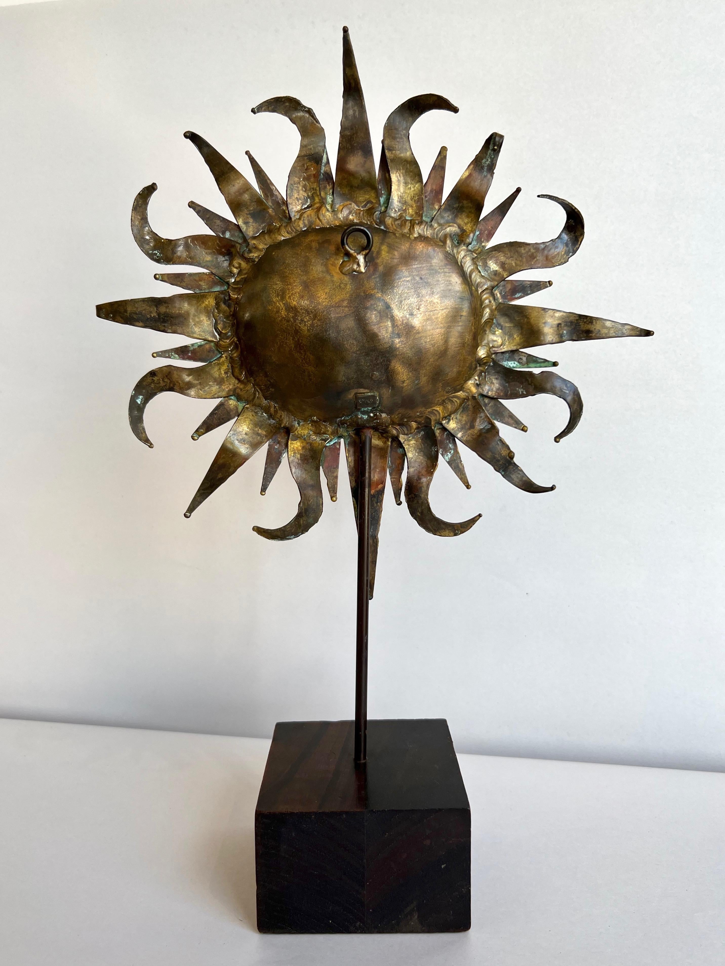 Milieu du XXe siècle Emaús Brutalist Brass and Bronze Sun Face Sculpture on Stand, Signed, 1960s