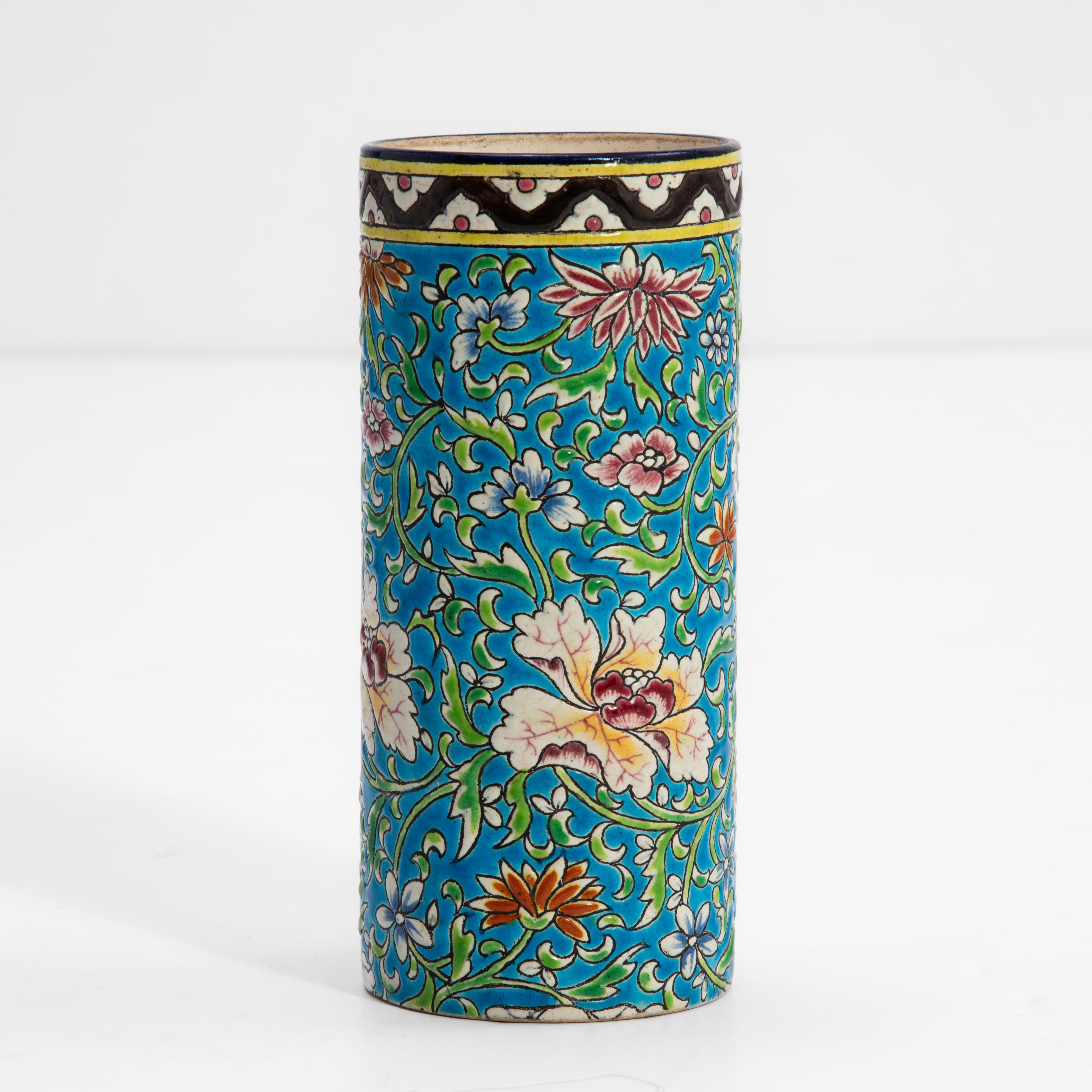 Eine schöne Zylindervase von Faïenceries et Emaux De Longwy mit floralem Cloisonné-Dekor. Vollständig auf der Unterseite markiert.