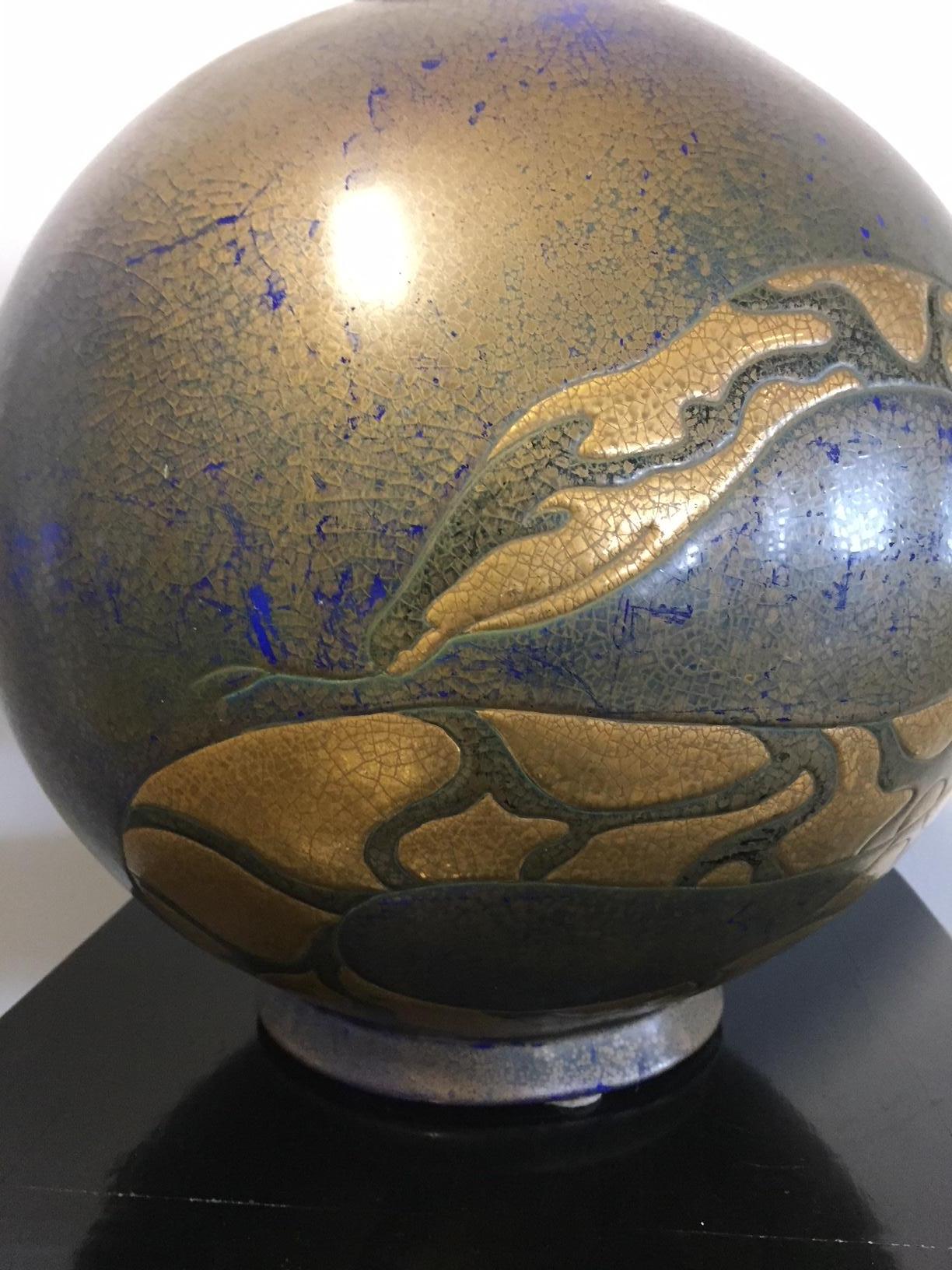 Zeitgenössische Vase aus Gold und blauer Schlange von Emaux De Longwy Danillo Curetti (Art déco) im Angebot