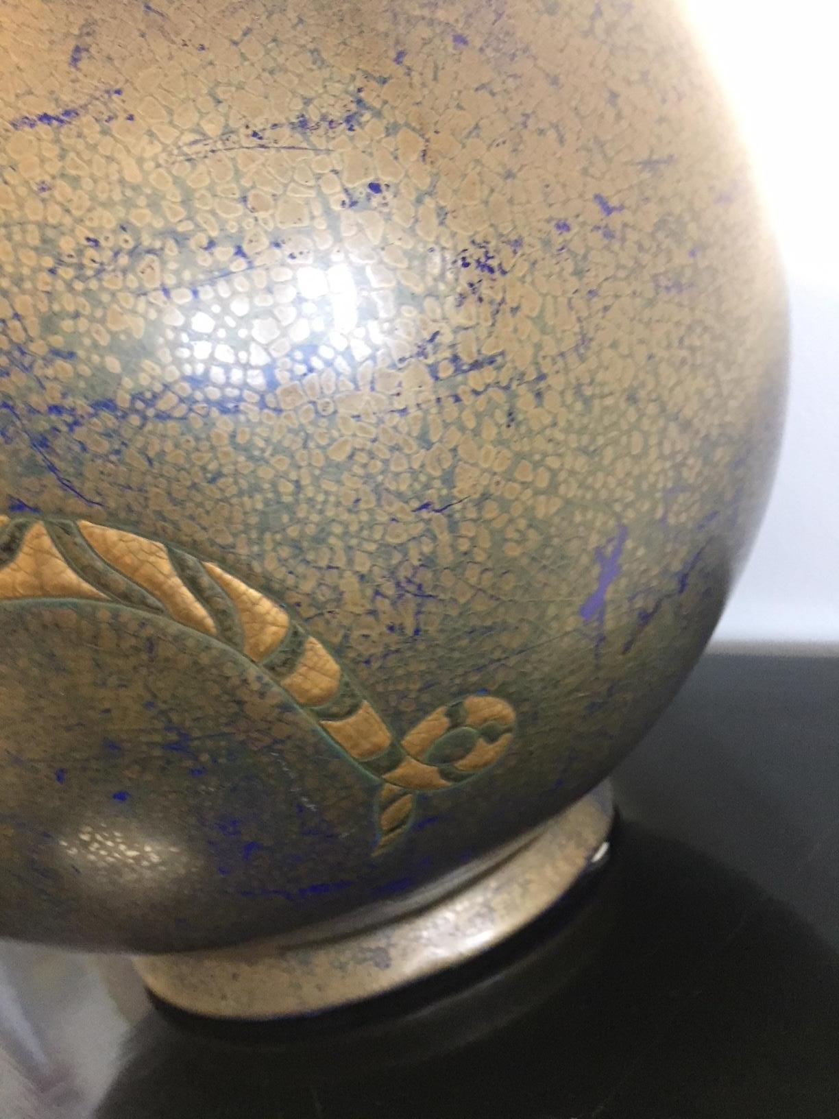 Zeitgenössische Vase aus Gold und blauer Schlange von Emaux De Longwy Danillo Curetti (Französisch) im Angebot