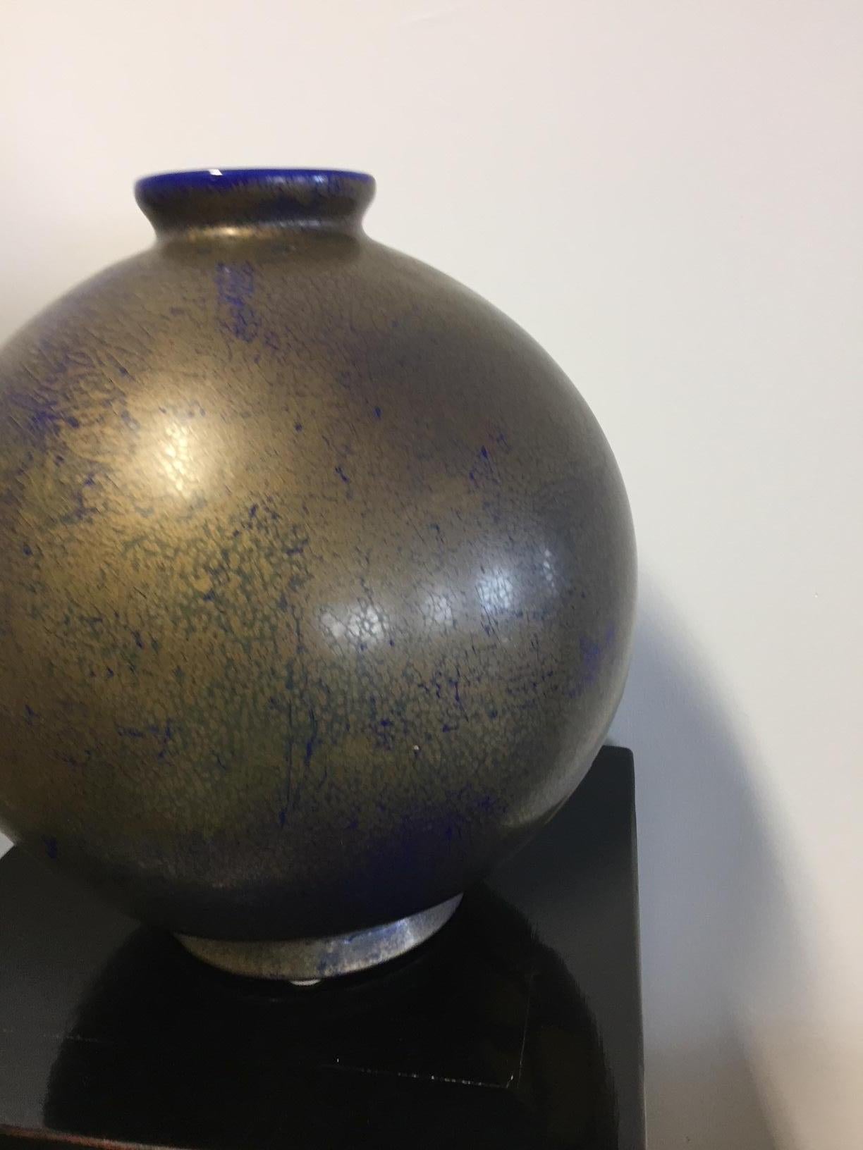 Zeitgenössische Vase aus Gold und blauer Schlange von Emaux De Longwy Danillo Curetti (Gebrannt) im Angebot