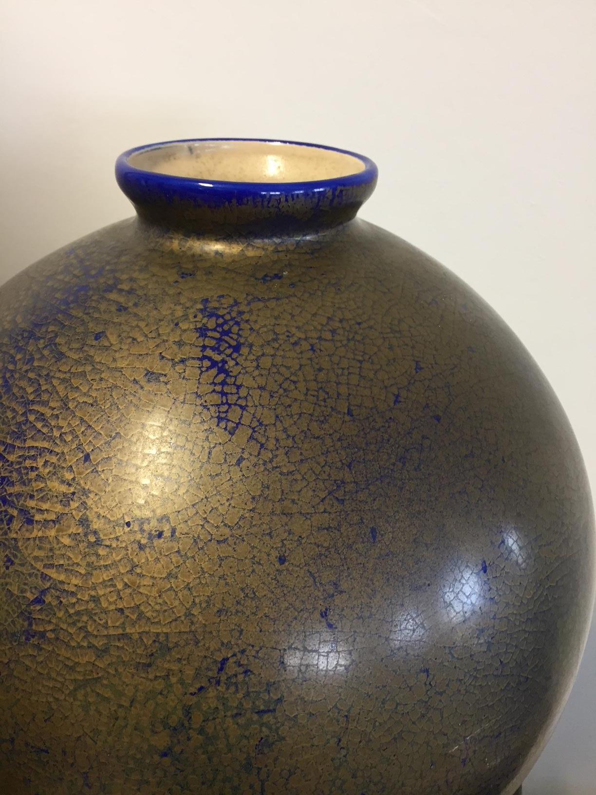Zeitgenössische Vase aus Gold und blauer Schlange von Emaux De Longwy Danillo Curetti im Zustand „Hervorragend“ im Angebot in Hamburg, DE