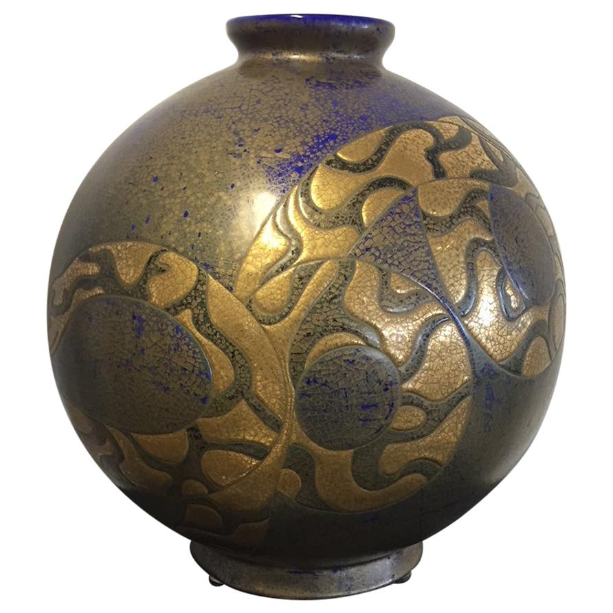 Vase contemporain en forme de serpent doré et bleu Emaux De Longwy de Danillo Curetti