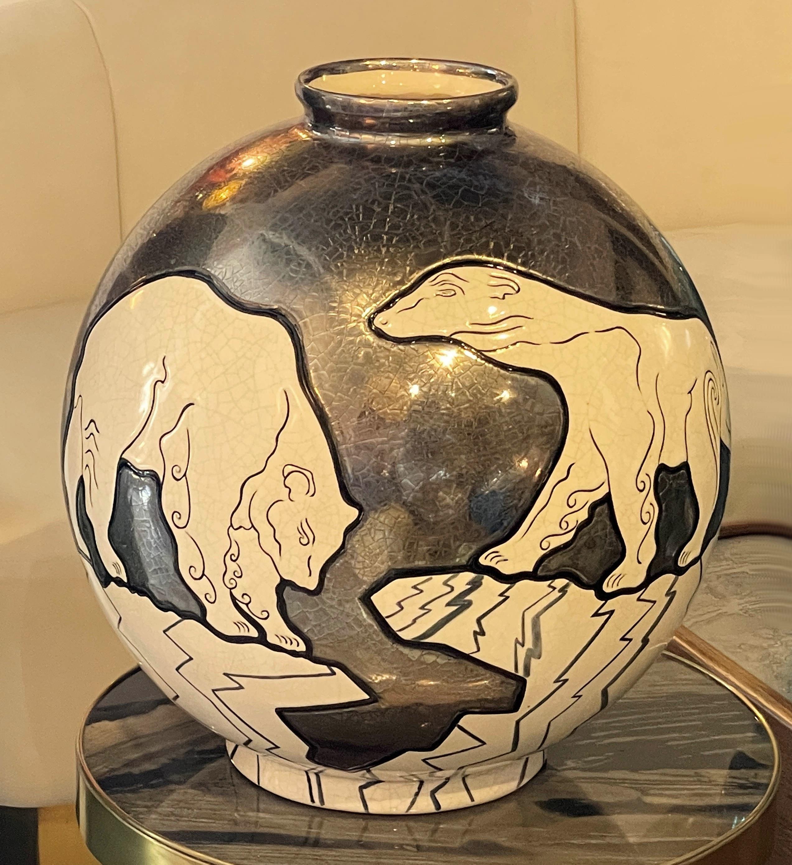 Vase, Polarbär, von Danillo Curetti. „Emaux de Longwy“ ist ein Stück in limitierter Auflage und mit der Nummer 21/50 versehen. Curetti war ein junger zeitgenössischer Künstler aus der Schweiz, der sechs Jahre lang mit den Faenceries in Longwy