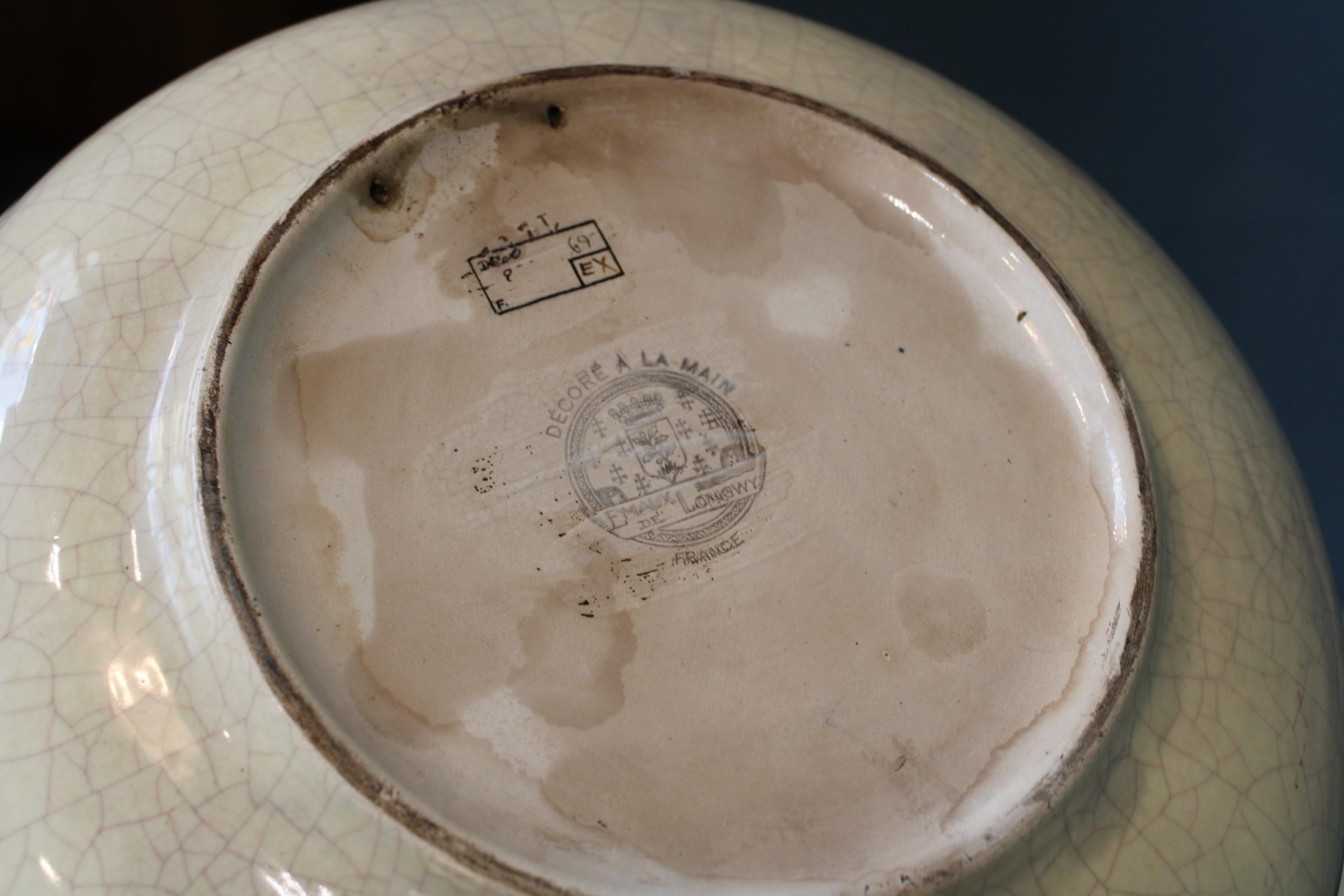 Céramique Emaux de Longwy, plat en céramique avec perroquet, France 20ème siècle en vente