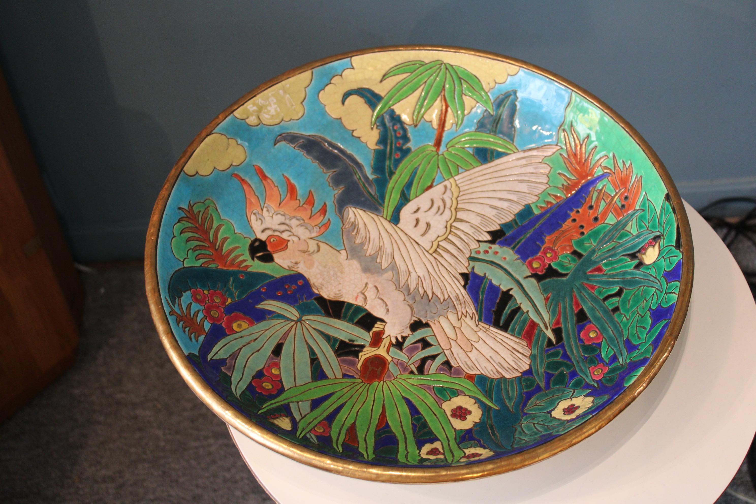 Emaux of Longwy, Keramikschale mit Papagei, Frankreich, 20. Jahrhundert (Emailliert) im Angebot