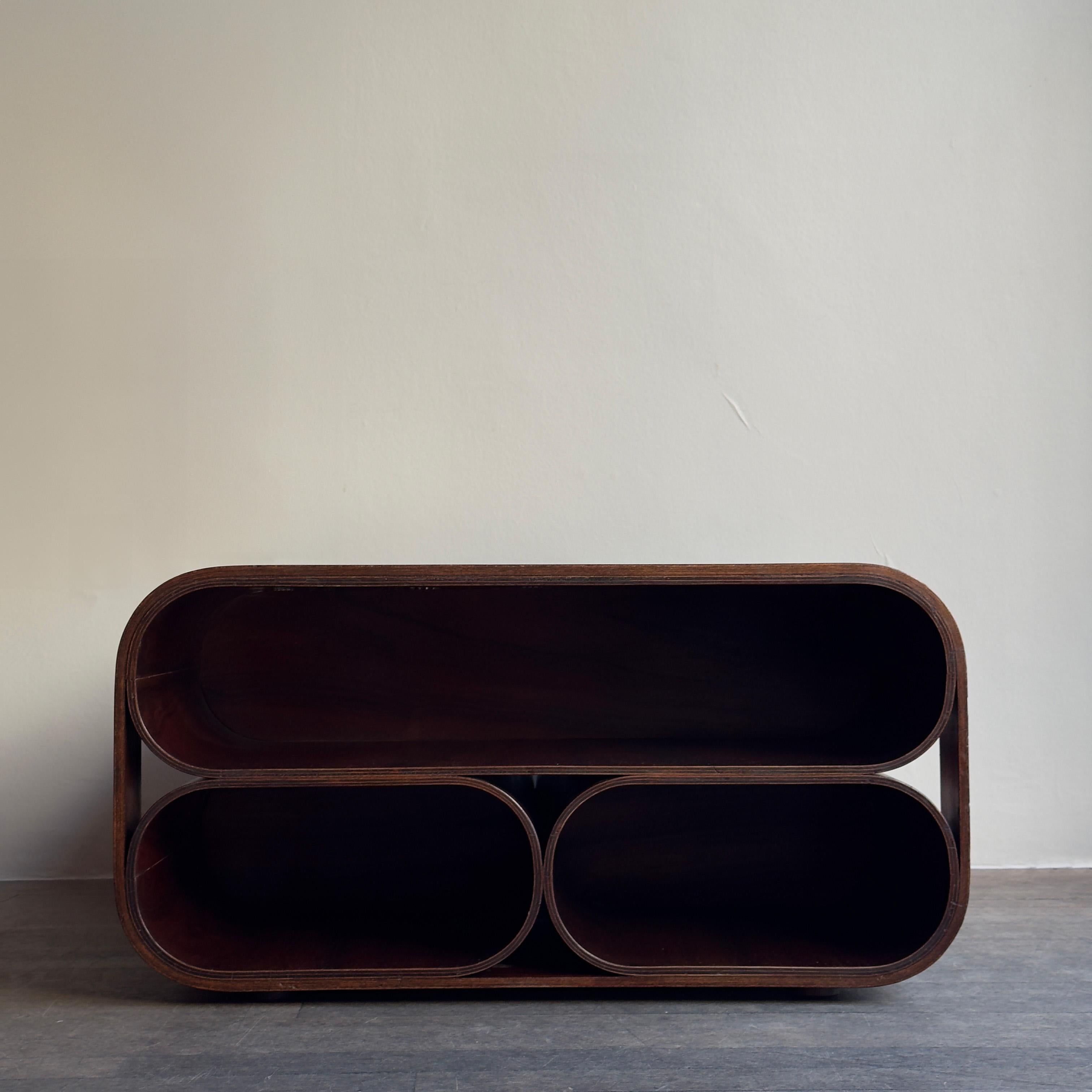 Bois cintré Table basse Embassy Jan Bočan 1970 en vente