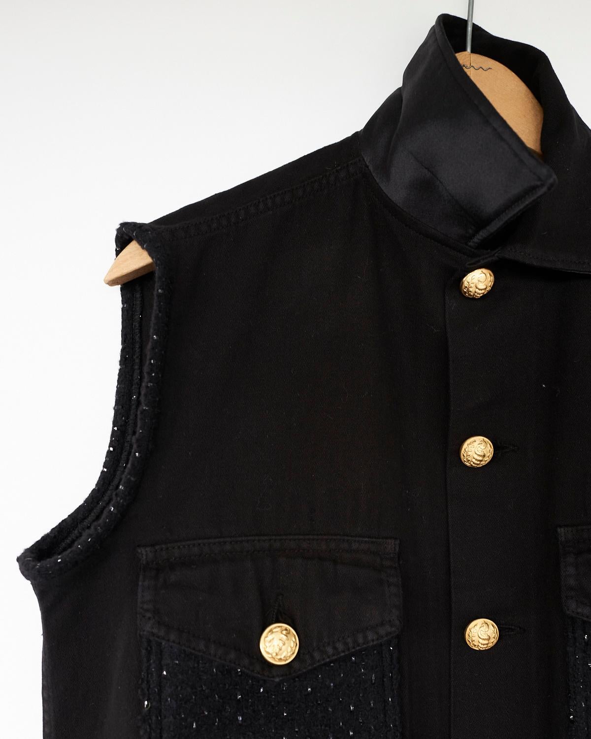 Embellished Sleeveless Wool Tweed Cropped MilitaryJacket Black French Gold Buttons J Dauphin 
Brand: J Dauphin
Size: S/M
Sustainable Luxury, Collectible Vintage Re- Purposed

Our Up-cycled Vintage Jackets are made from vintage, natural fibers,