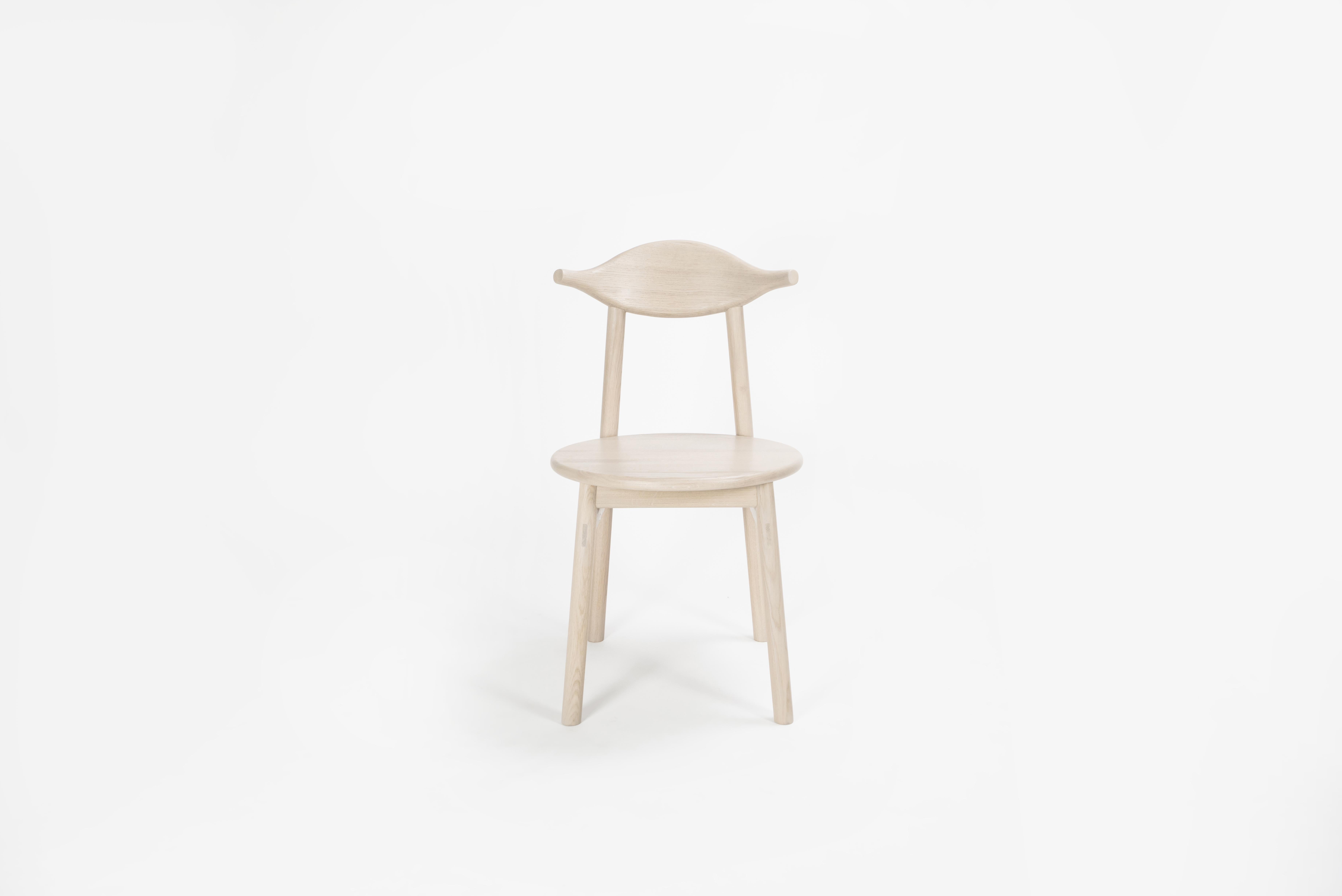 Sun at Six ist ein zeitgenössisches Möbeldesign-Studio, das mit traditionellen chinesischen Tischlermeistern zusammenarbeitet, um unsere Stücke in Handarbeit zu fertigen, wobei traditionelle Tischlerarbeiten verwendet werden. Der Stuhl Ember ist
