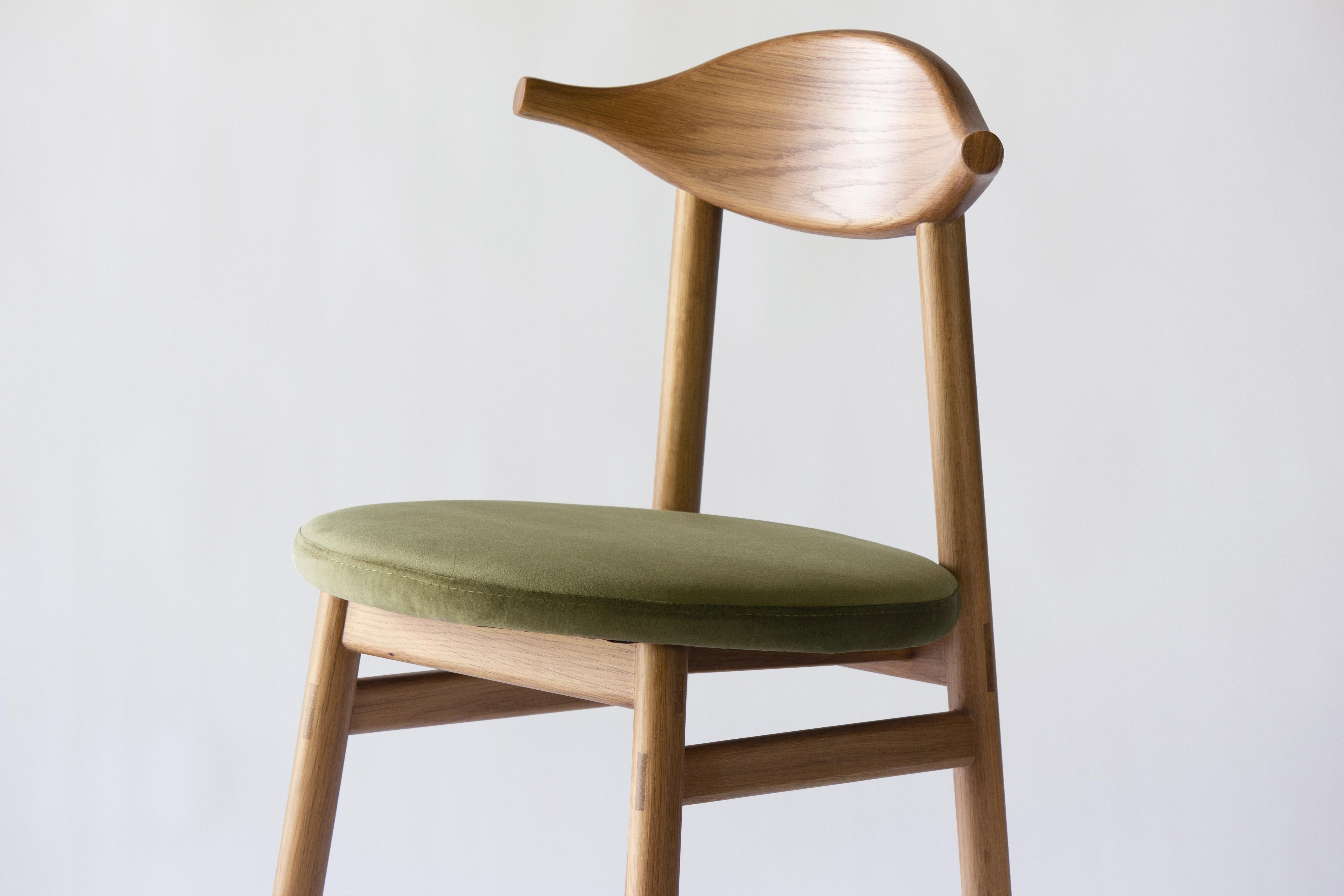 Mid-Century Modern Chaise Ember de Sun at Six, Sienne et Forest, chaise de style mi-siècle en chêne en vente