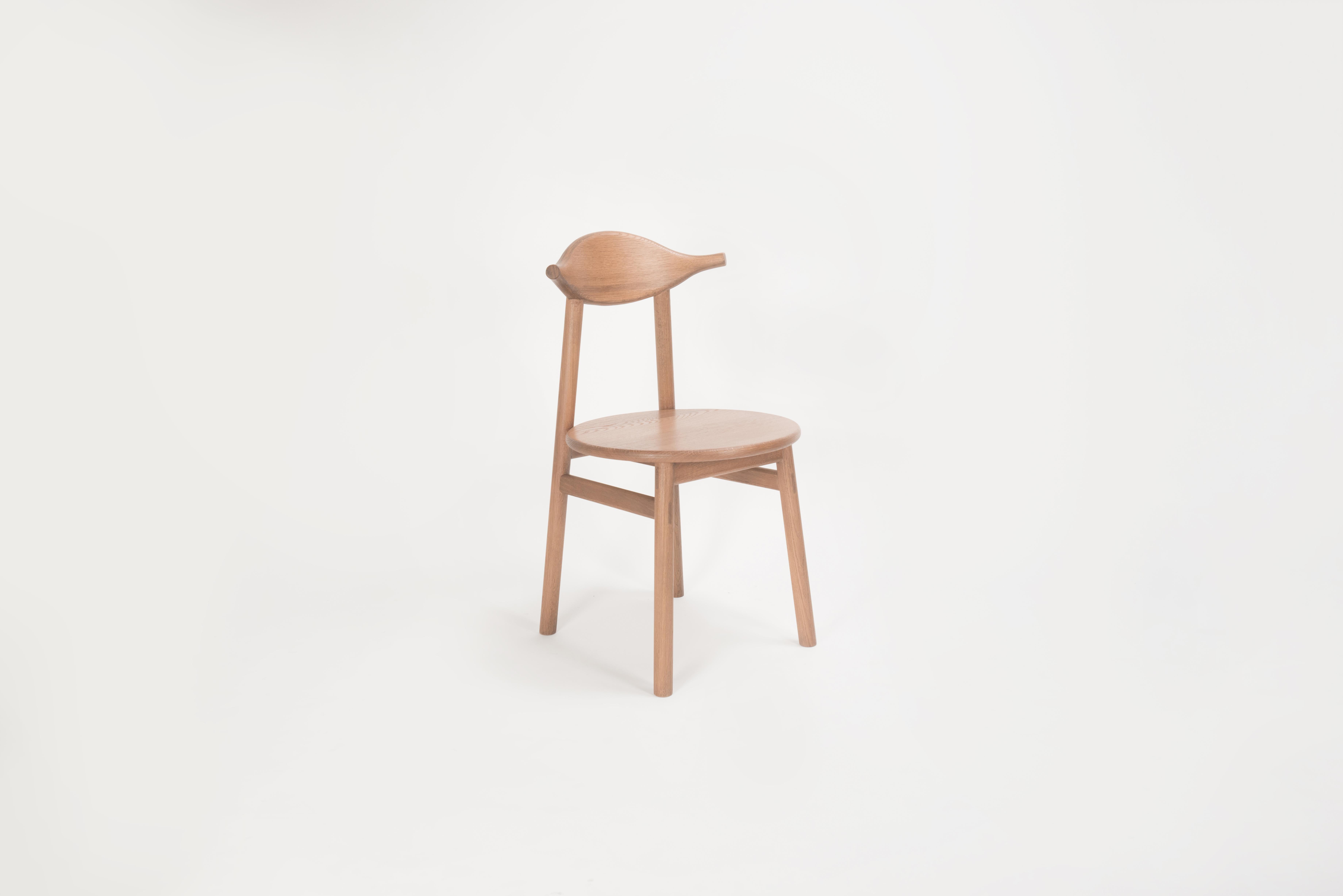 Sun at Six ist ein Studio für zeitgenössisches Möbeldesign, das mit traditionellen chinesischen Tischlermeistern zusammenarbeitet, um unsere Stücke in Handarbeit zu fertigen, wobei traditionelle Tischlerarbeiten verwendet werden. Der Stuhl Ember ist