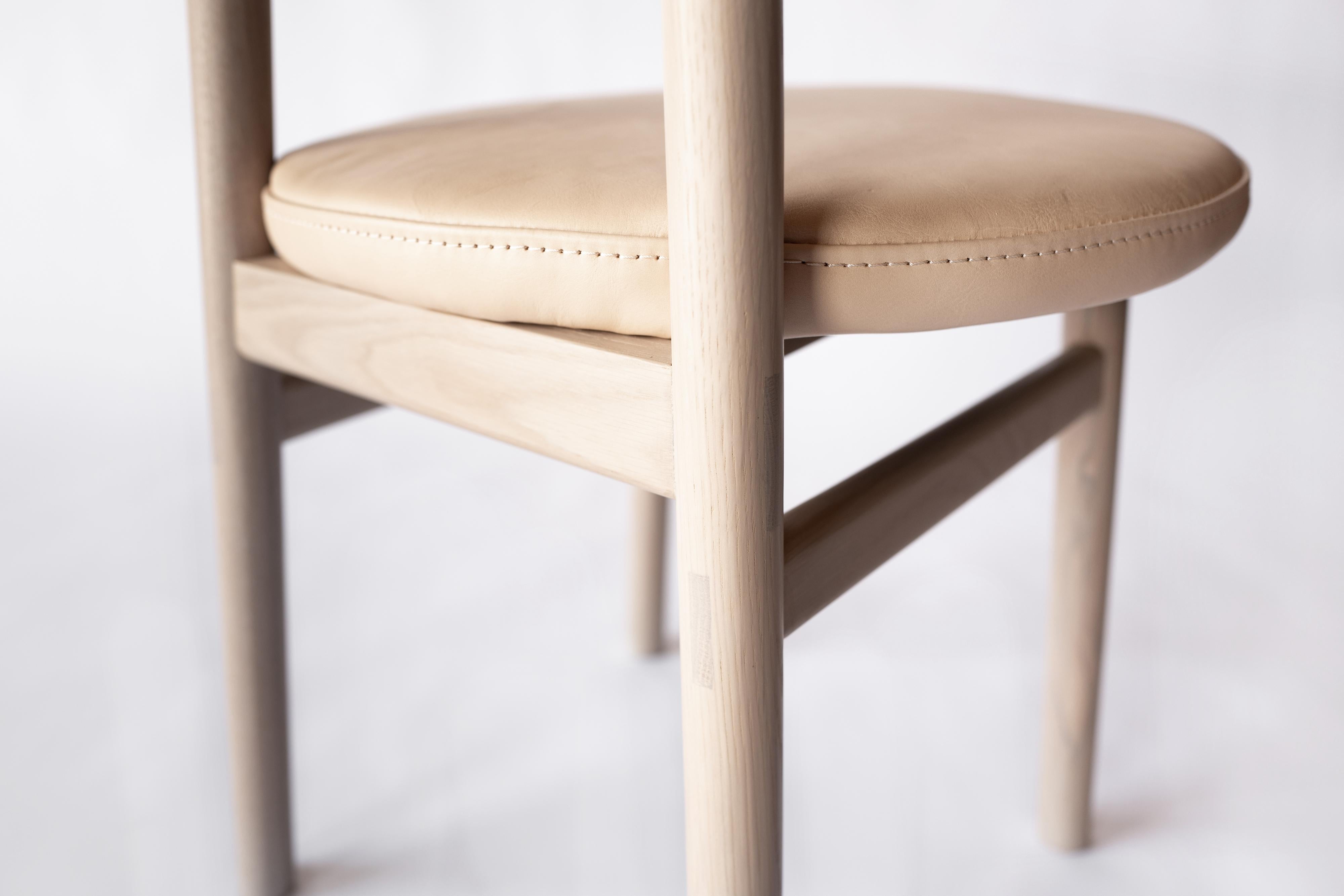 Ember Chair Leder von Sun at Six, Nude/Natural Mid-Century Chair, auf Bestellung gefertigt (Chinesisch) im Angebot