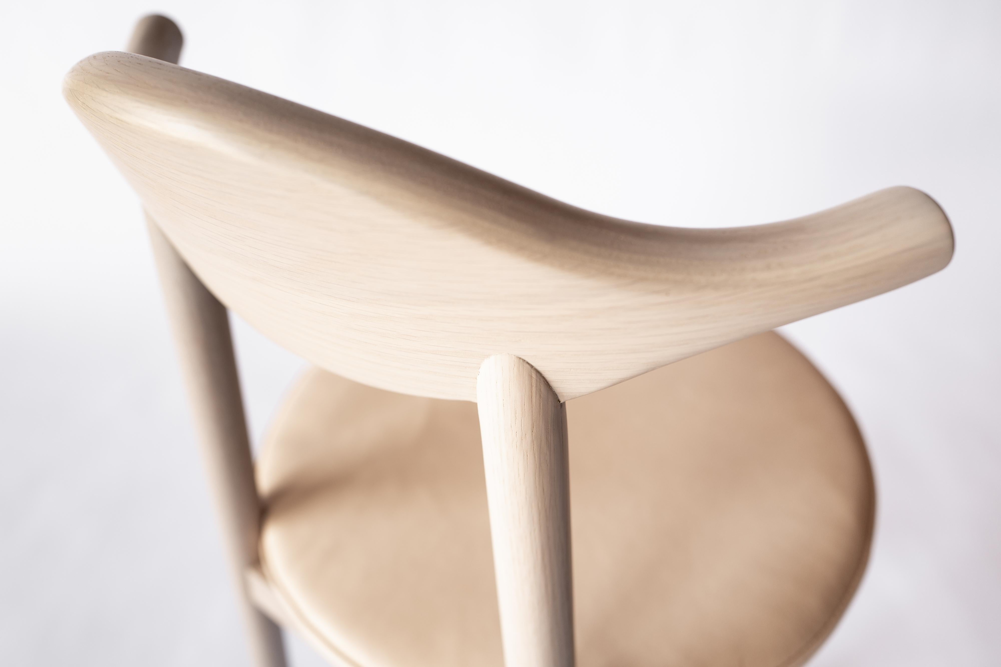 Ember Chair Leder von Sun at Six, Nude/Natural Mid-Century Chair, auf Bestellung gefertigt (Tischlerei) im Angebot